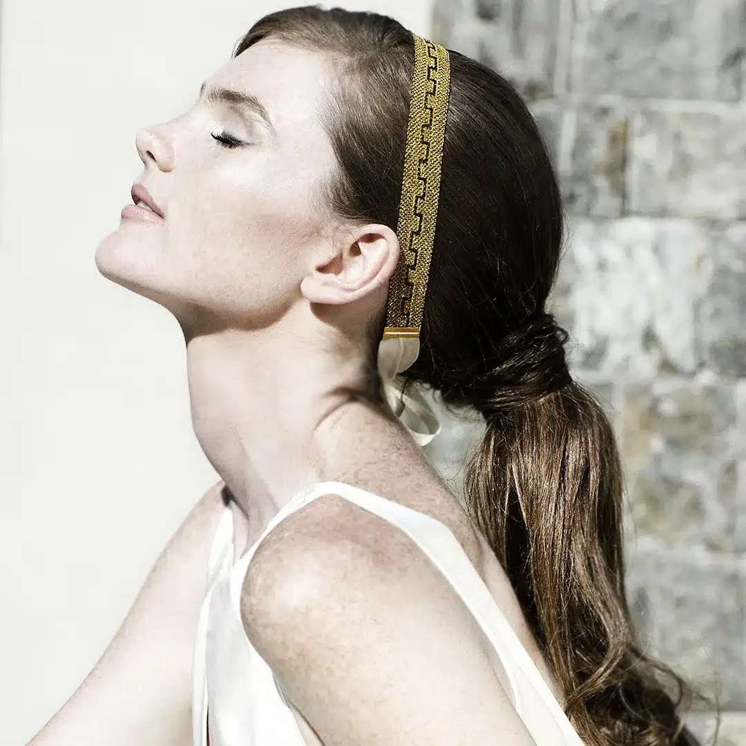 Embrace your shine with the Ophelia headband by Monvieve.

#weddinginspo #luxurybridal #bridalaccessories #bridalheadband #timeless #classic #monvieve #nylbfw
