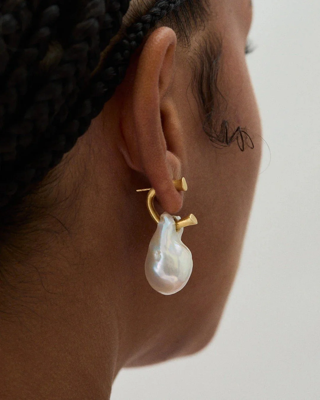 Pearl drops perfect for any editorial bridal look. Breathtaking pieces from @hernanherdez. 

#NYLBFW #bridalfashion #weddinginspo #luxurywedding #weddinggoals #dreamwedding #bridaljewelry #bridalearrings #2026bride