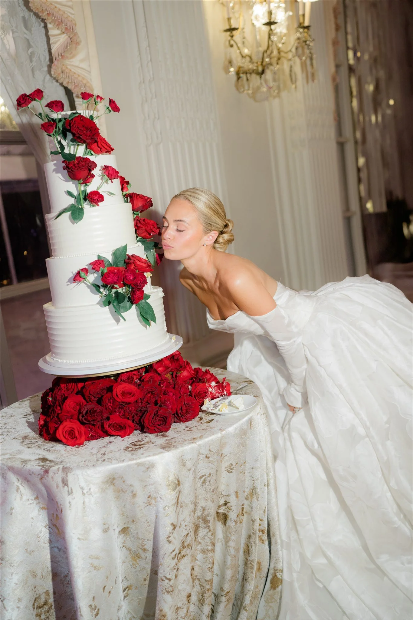Sports reporter Alexa Serowik on her and NFL player Noah Dobson&rsquo;s wedding day. Serowik stuns in Winslet by @ritavinieris. 

#NYLBFW #ritavinieris #bridalfashion #luxurybridal #modernbride #designerbridal #weddinginspiration #luxurywedding