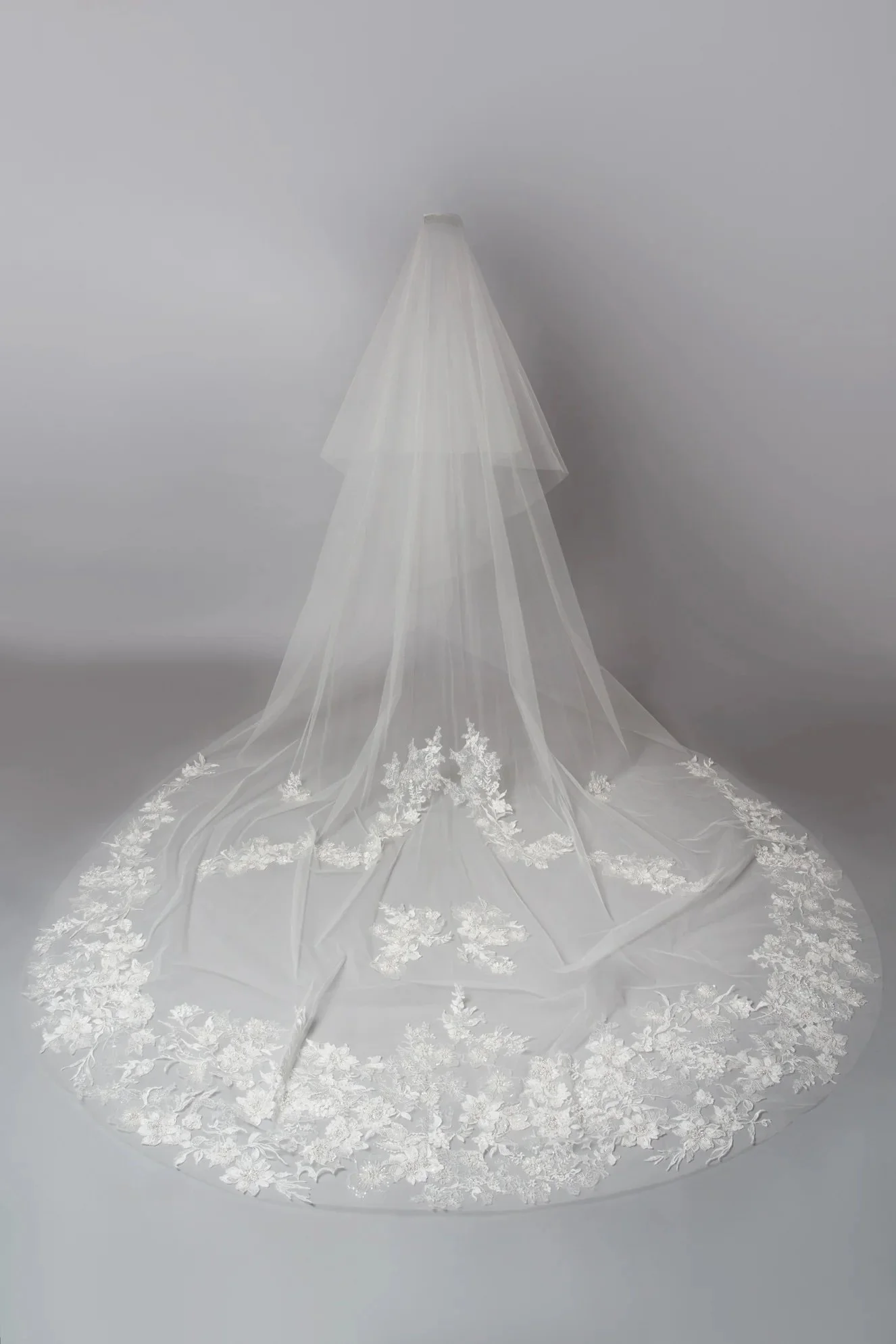 Lace floral details to die for. The Charli Veil by @ritavinieris. 

#NYLBFW #bridalfashion #ritavinieres #luxurybridal #modernbride #bridaldetails #designerbridal #weddinginspiration #elegantbride