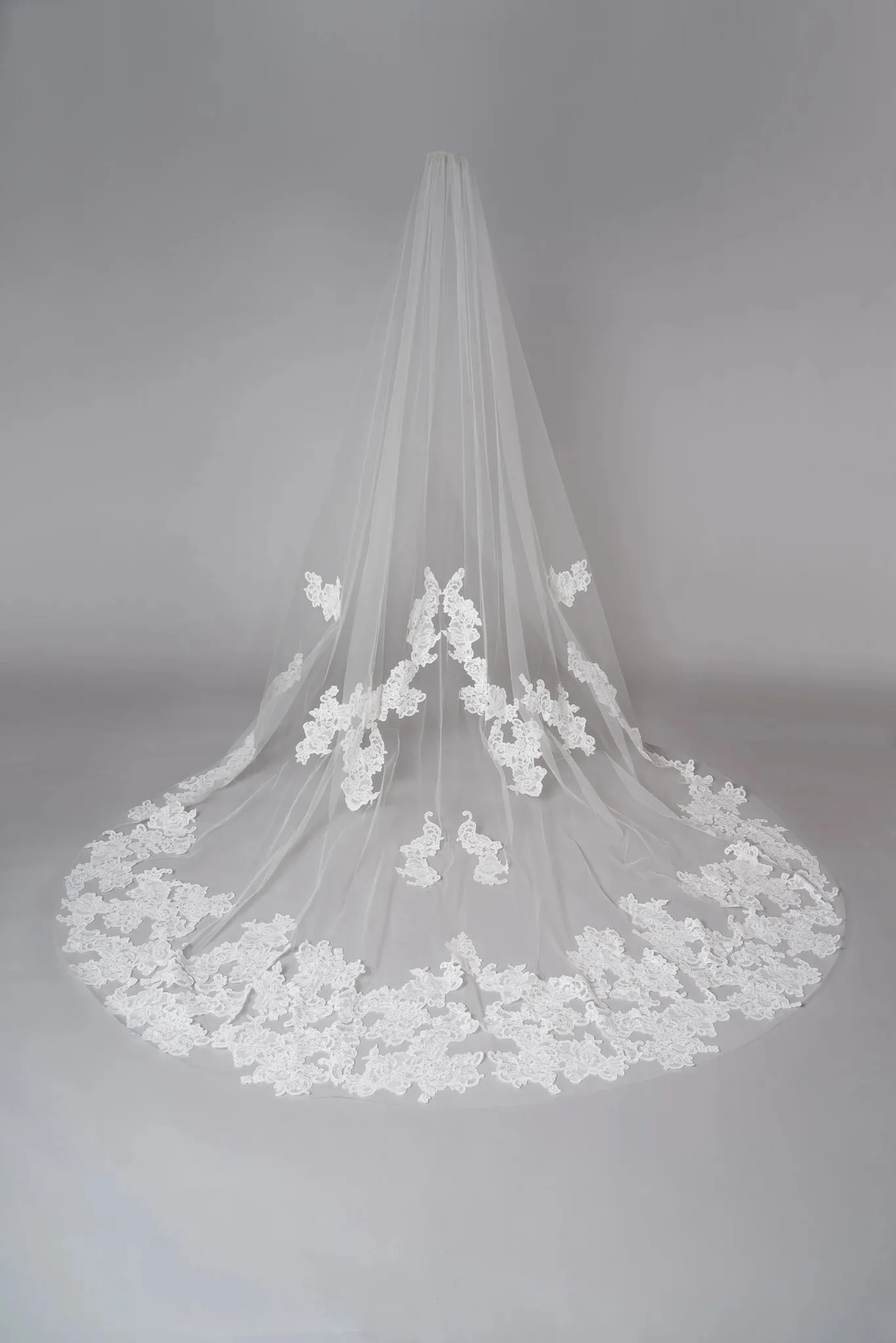 Beautiful embroidered lace to follow you down the aisle. The Aspen Veil by @ritavinieris. 

#NYLBFW #bridalfashion #ritavinieres #luxurybridal #modernbride #bridaldetails #designerbridal #weddinginspiration #elegantbride