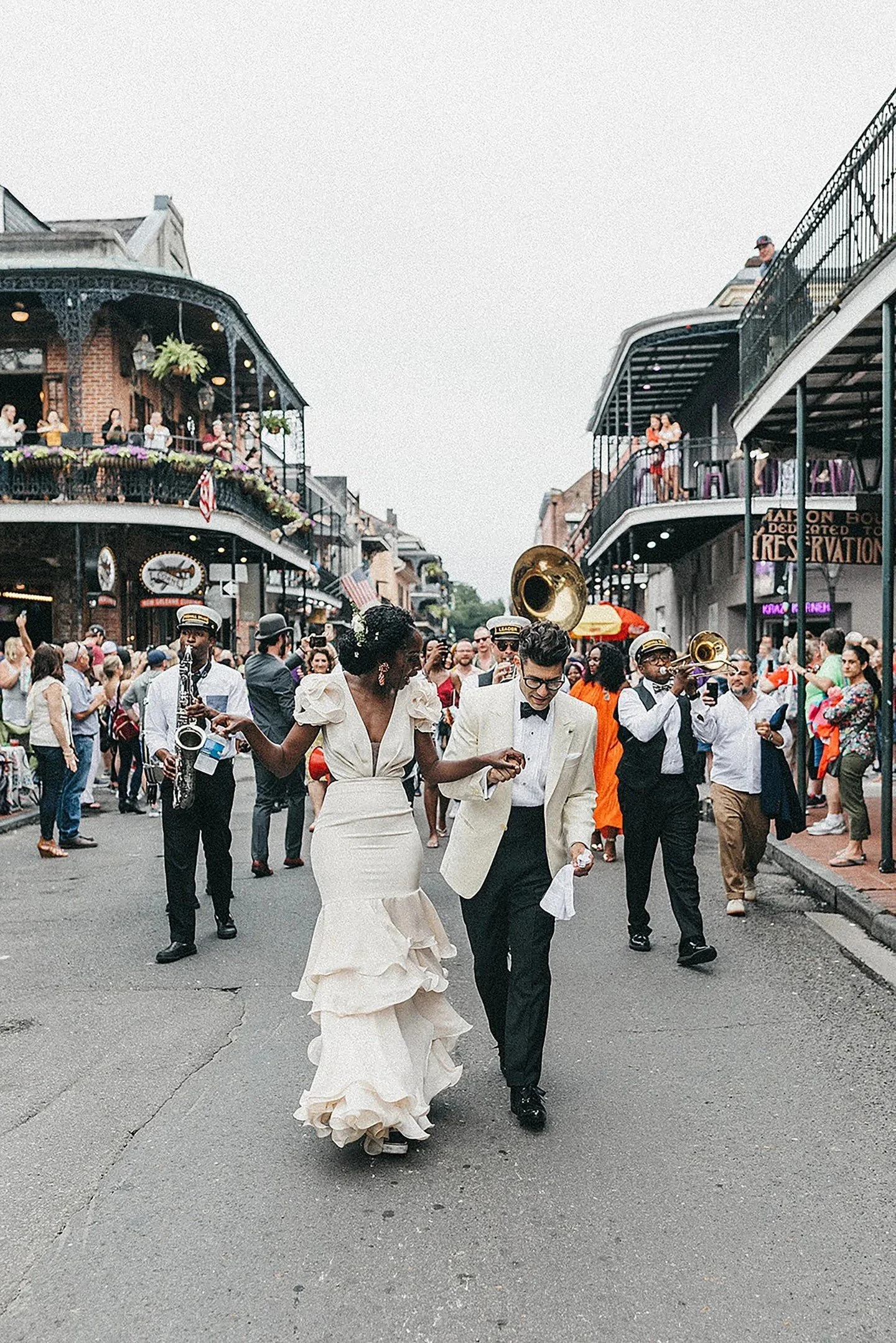 Want to make an iconic exit? @michellenorwoodevents is perfect for interacting with your guests.

#NYLBFW #WeddingInspiration  #BridalInspo #WeddingStyle #RomanticWedding #WeddingPhotography #WeddingVenue
#Weddingshost