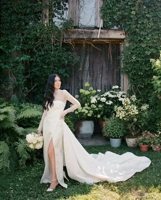 Bride Samara wearing @danahareldesign 

 #NYLBFW #WeddingInspiration #BridalFashion #WeddingDress #BridalInspo #WeddingStyle #RomanticWedding #WeddingPhotography #BridalStyle #DesignerGown