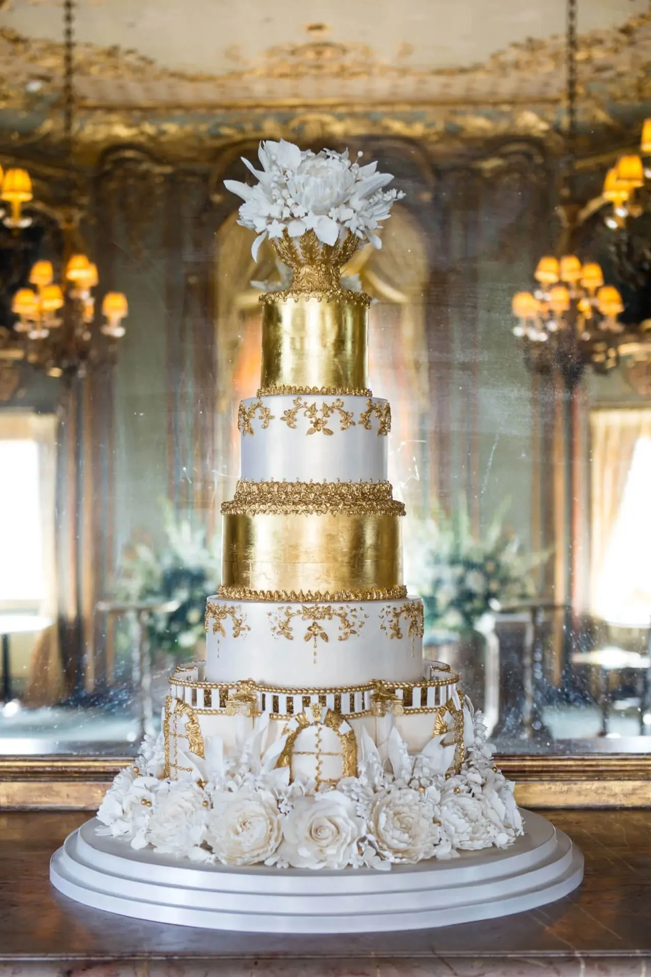 A gorgeous golden cake design from @byyevnig. 

#NYLBFW #bridalfashion #weddinginspo #luxurywedding #weddinggoals #dreamwedding #weddingcake #2026bride