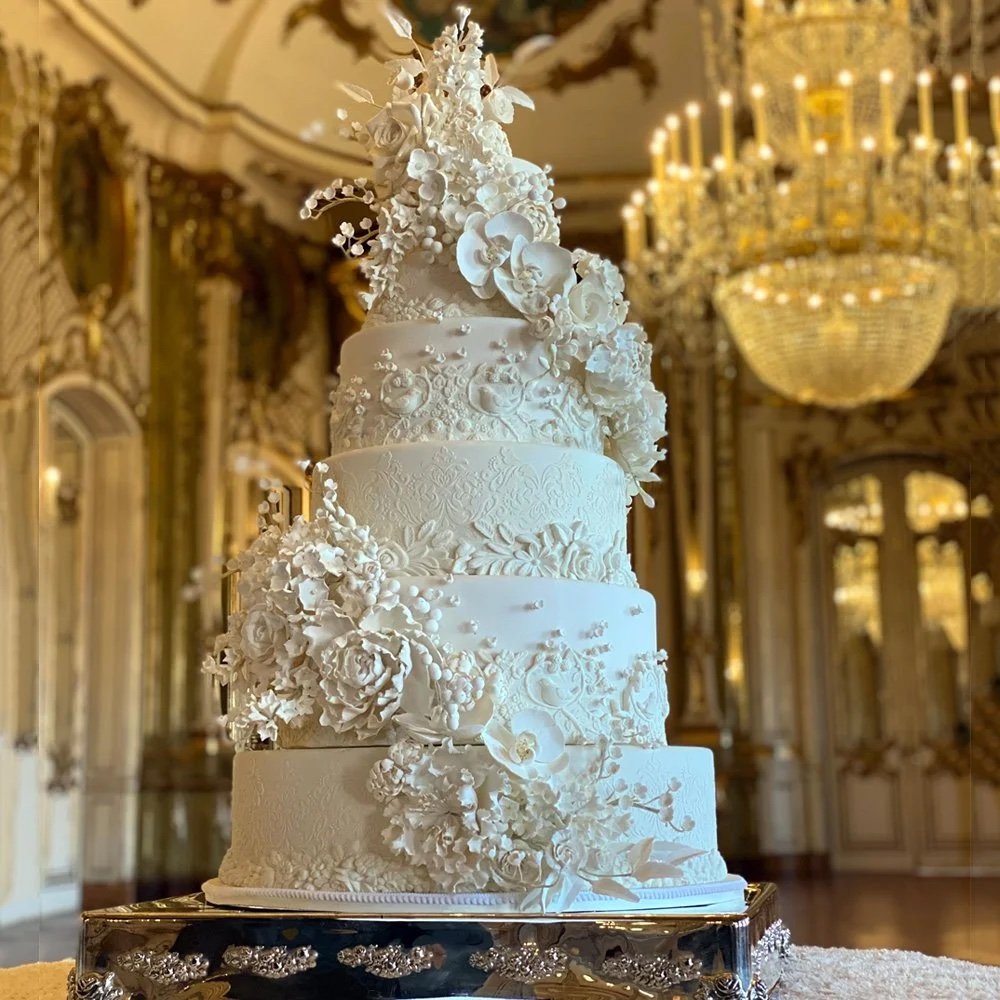 Elegance layered in every detail✨ Stunning design by @juliedeffense. 

#NYLBFW #bridalfashion #weddinginspo #luxurywedding #weddinggoals #dreamwedding #weddingcake
#2026bride