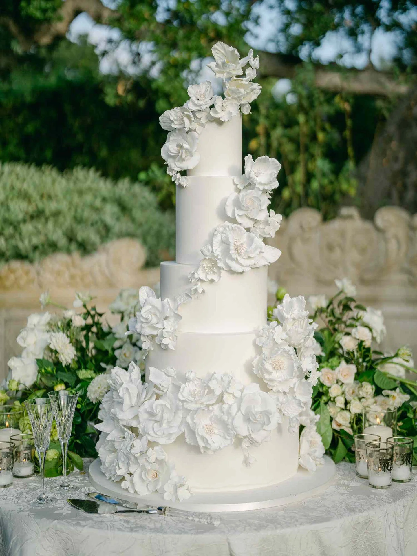 This @thebutterend cake is pure petal perfection✨

#NYLBFW #bridalfashion #weddinginspo #luxurywedding #weddinggoals #dreamwedding #weddingcake
#2026bride