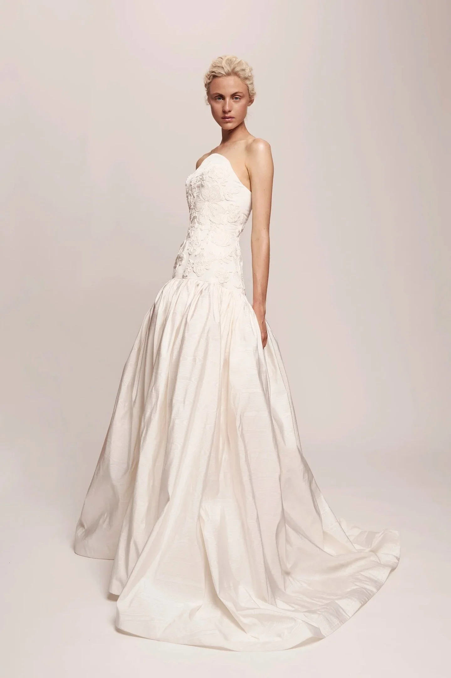 Pure romantic drama. &ldquo;Sydney&rdquo; by @jaclynwhytebridal. 

#NYLBFW #bridalfashion #luxurybridal #modernbride #bridaldetails #designerbridal #weddinginspo #luxuryweddingdress #jaclynwhyte
