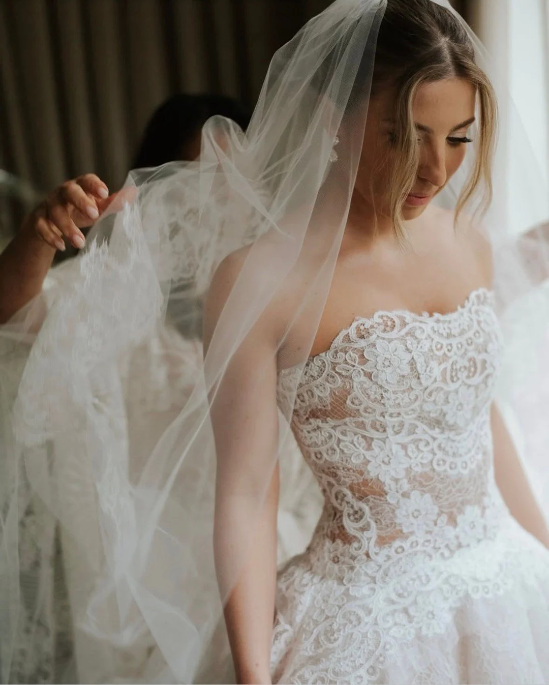 Effortless romance in every detail, by @jaclynwhytebridal. 

#NYLBFW #bridalfashion #modernbride #luxurybridal #designergown #weddinginspiration #bridalstyle #jaclynwhyte