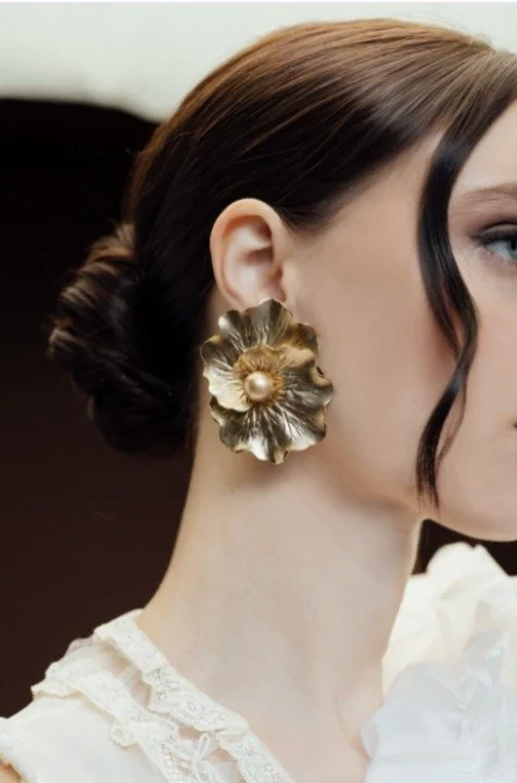 Small details for the big day featuring bold earrings by Maria Elena Headpieces.

#NYLBFW #WeddingInspiration #BridalFashion #WeddingDress #WeddingInspo #BridalInspo #WeddingStyle #RomanticWedding #WeddingPhotography #BridalStyle 
#MariaElenaHeadpiec