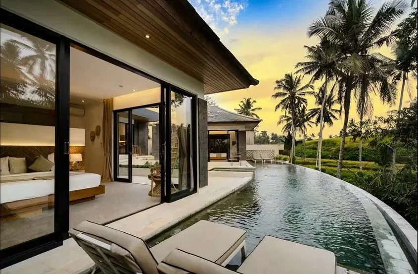 One day in Bali. All of this happens. ⬇️
Wake up in our private villa overlooking the jungle to our private chef serving you breakfast.
Our friend Yadi performs traditional music from West Java, with a dancer. This is followed by a lesson playing t