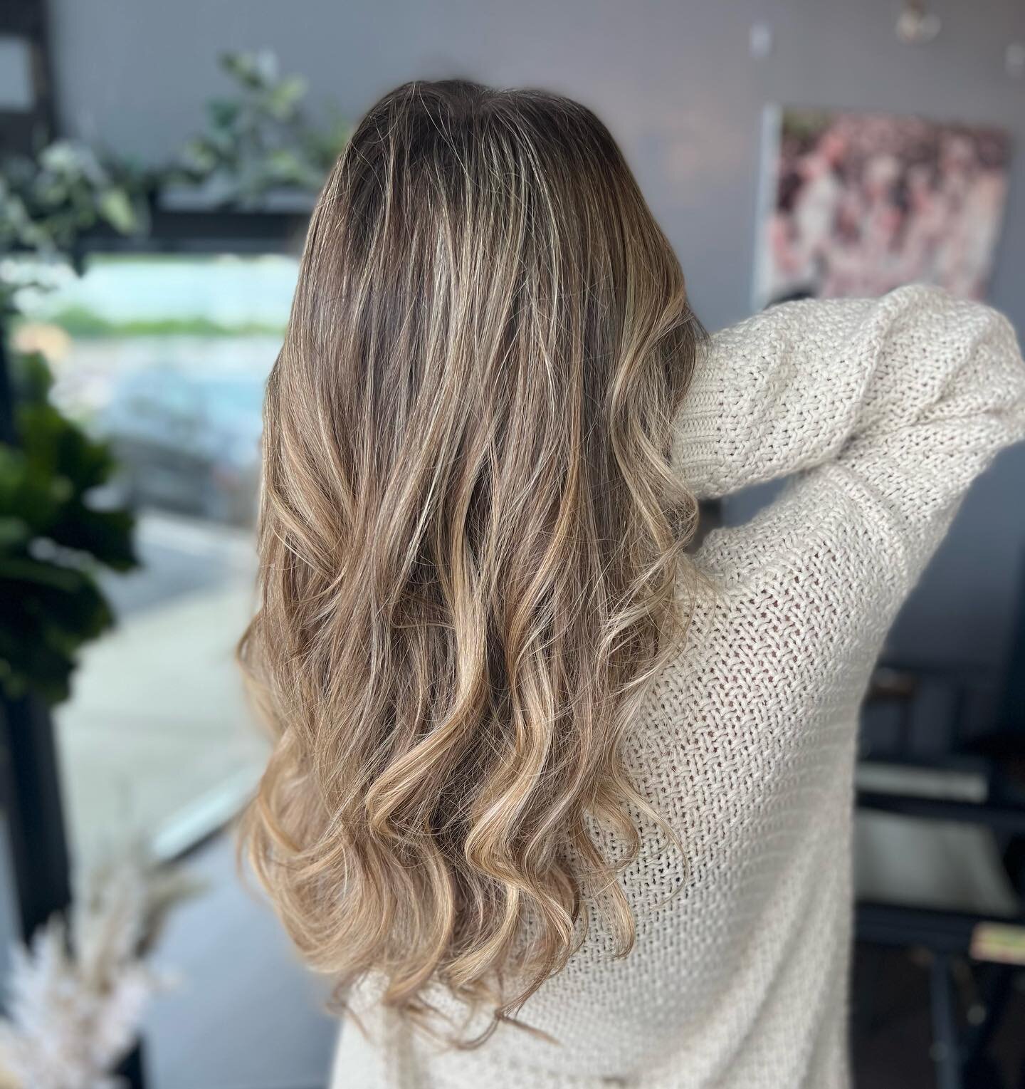 Life is short, make every hair flip count! 
Beautiful color done by Tara! @layersgrl_for_the_love_of_hair 
.
.
.
.
.
.
.
.
.
.

#beauty #hairoftheday #hairstyles #beachywaves #wellaplex #hairinspo #balayage #behindthechair #paintedhair #prettyhaircol