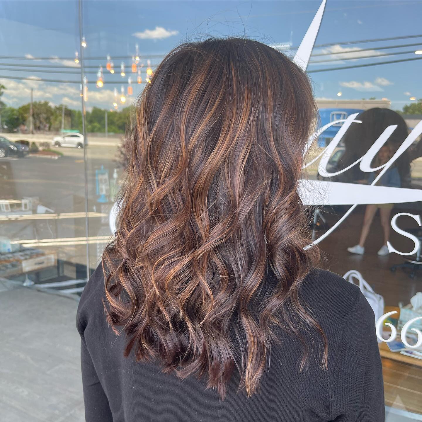 &ldquo;I always feel good after I change my hair!&rdquo; ❤️
Amazing color done by Sarah! @styles.bysarah 
.
.
.
.
.
.
.
.
.
.
.
.
.
.
.

#highlights #fresh #bright #blend #colorist #lincolnpark  #lincolnparkhairdreser #lincolnparkstylist #morriscount