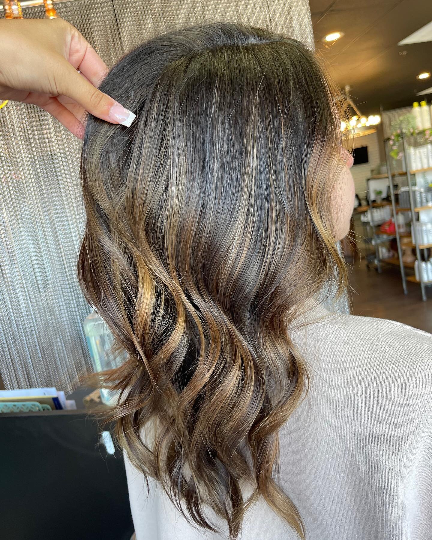 Color and extensions done by Lyza!! 
@lyza.hair 
.
.
.
.
.
.
.
.
.
.

#beauty #hairoftheday #hairstyles #beachywaves #wellaplex #hairinspo #balayage #behindthechair #paintedhair #prettyhaircolor #hairtransformation #balayagespecialist #balayageombre 