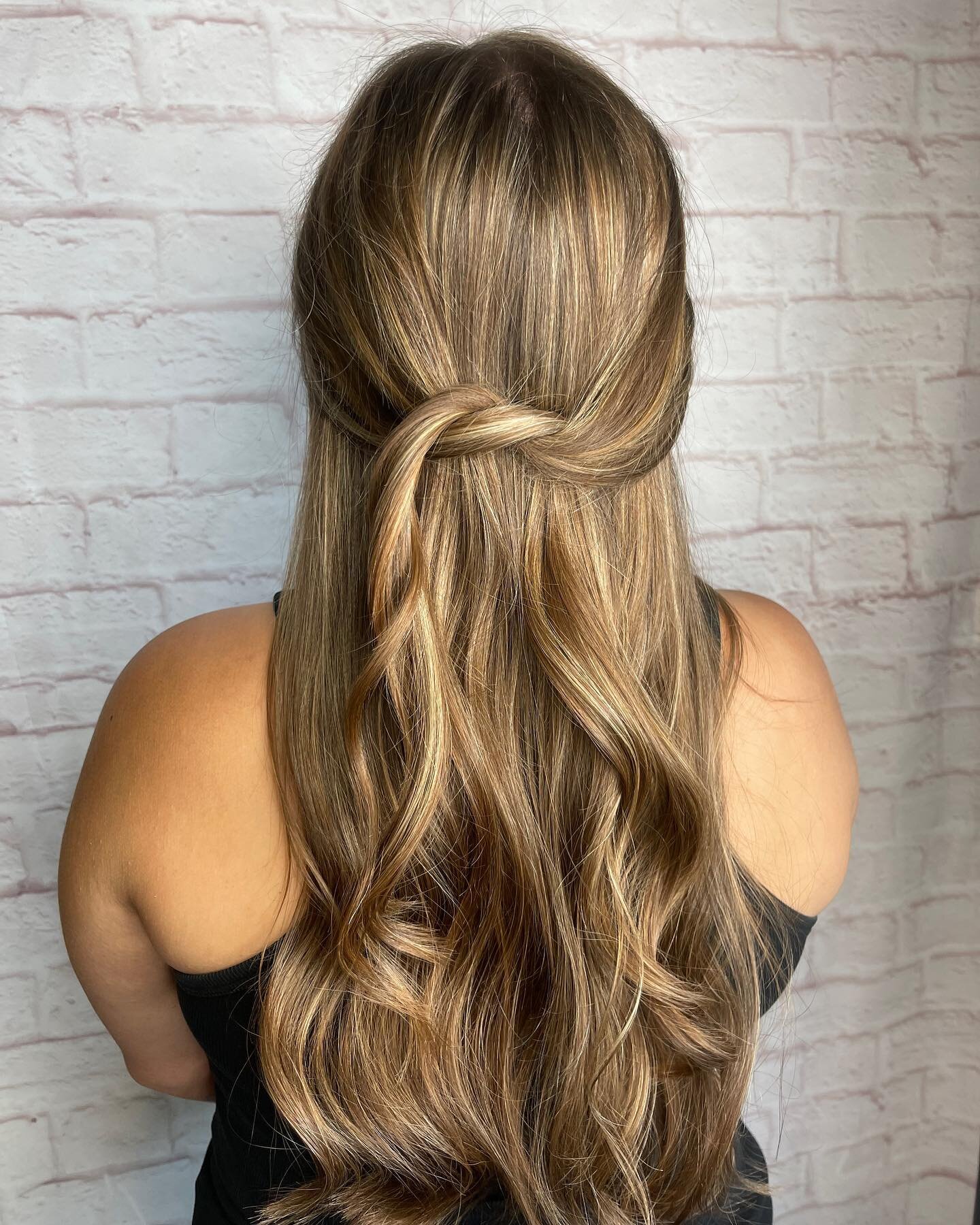 Full highlight and cut done by Lyza!
@lyza.hair 
.
.
.
.
.
.
.
.
#beauty #hairoftheday #hairstyles #beachywaves #wellaplex #hairinspo #balayage #behindthechair #paintedhair #prettyhaircolor #hairtransformation #balayagespecialist #balayageombre #colo