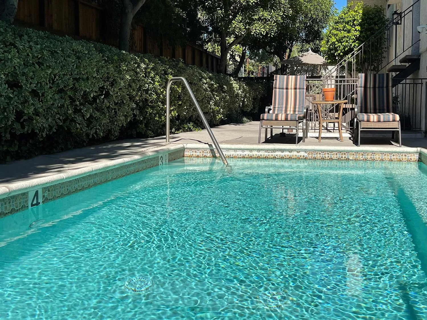Sparkling dipping pool