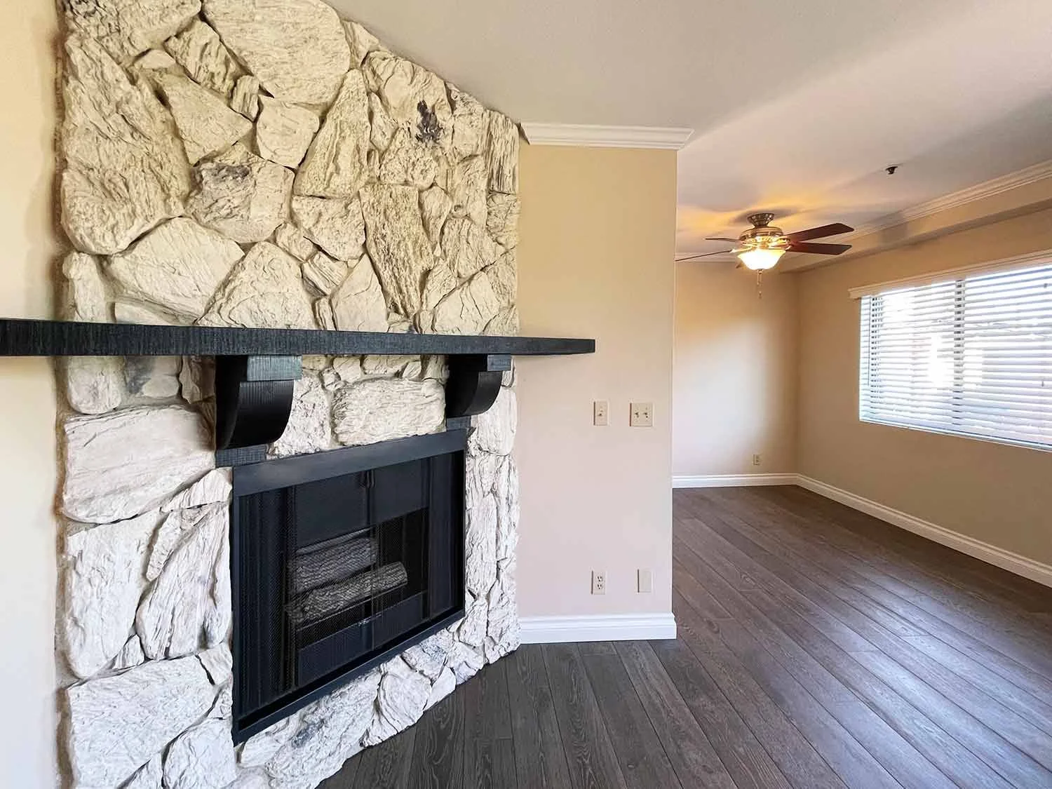  Cozy, gas fireplace - no ashes to clean! 