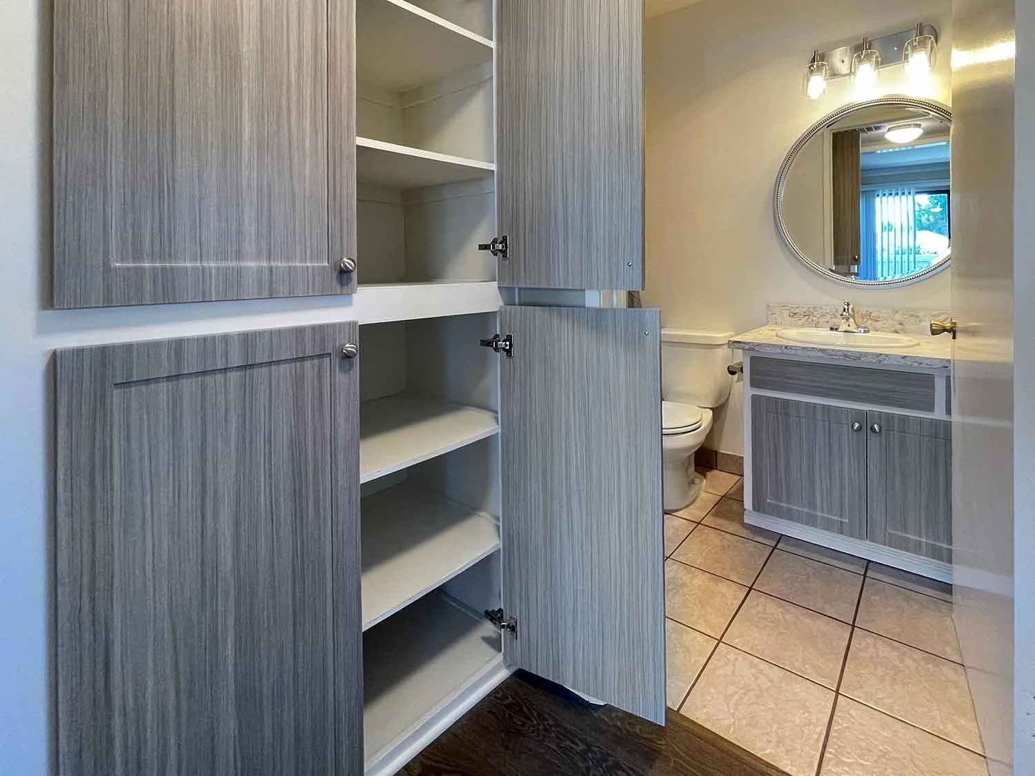  Floor-to-ceiling linen closet  