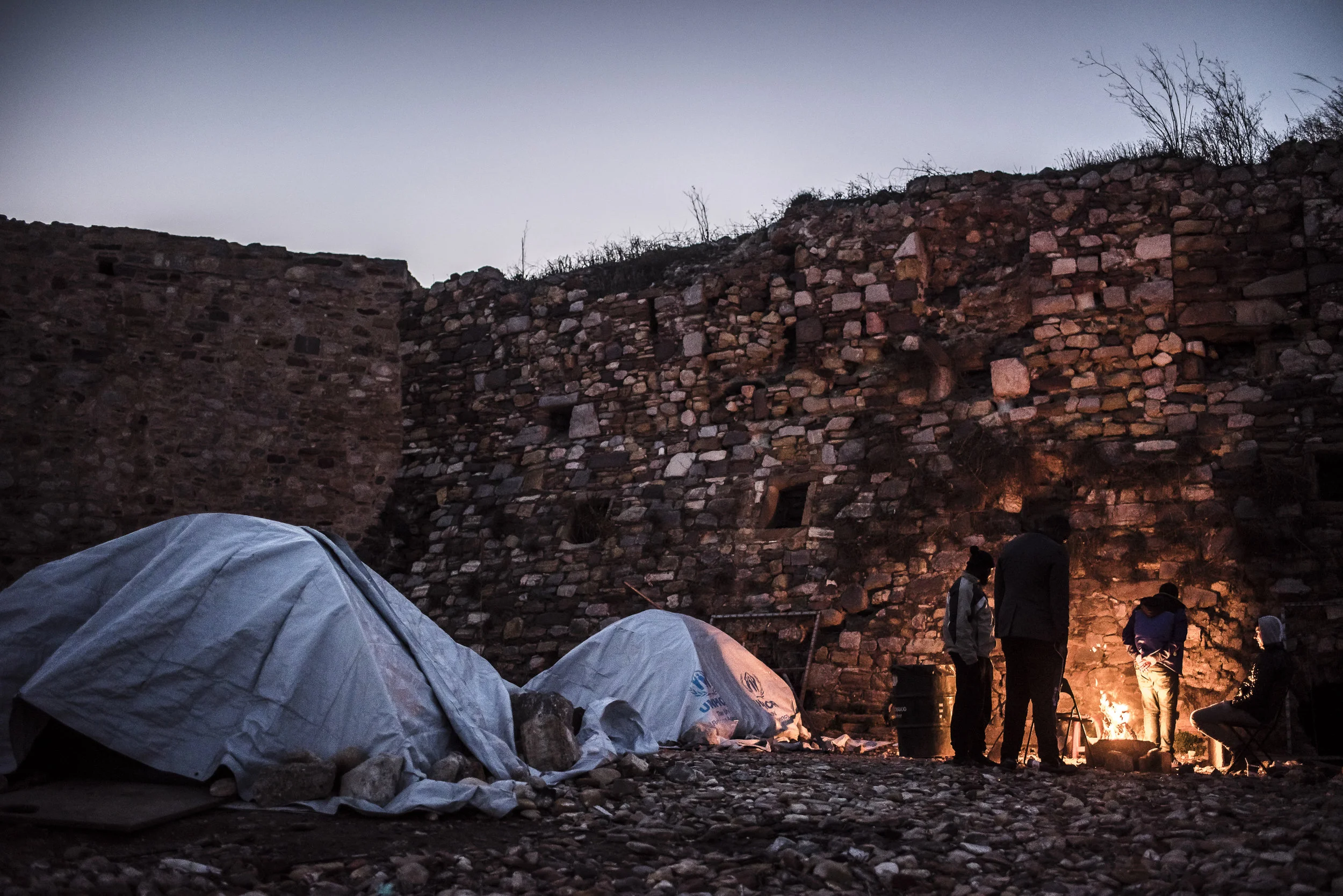 Making a fire is the only way to provide heating during the cold nights in Souda camp. The camp does not provide heating systems. The cover provided by tents, extra blankets and these fires are the only ways to cope with the cold.