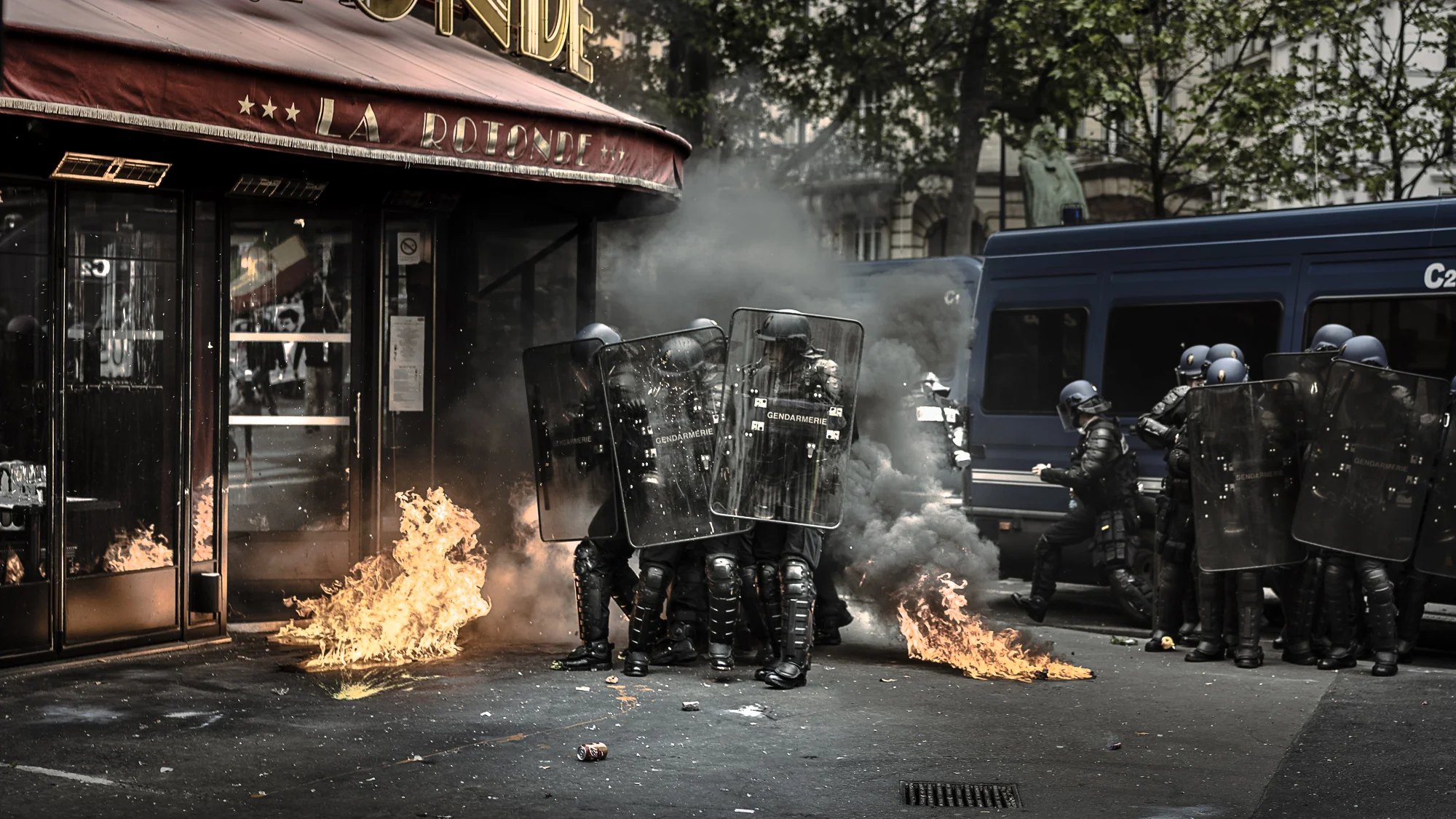 War-like images next to a Parisian cafe