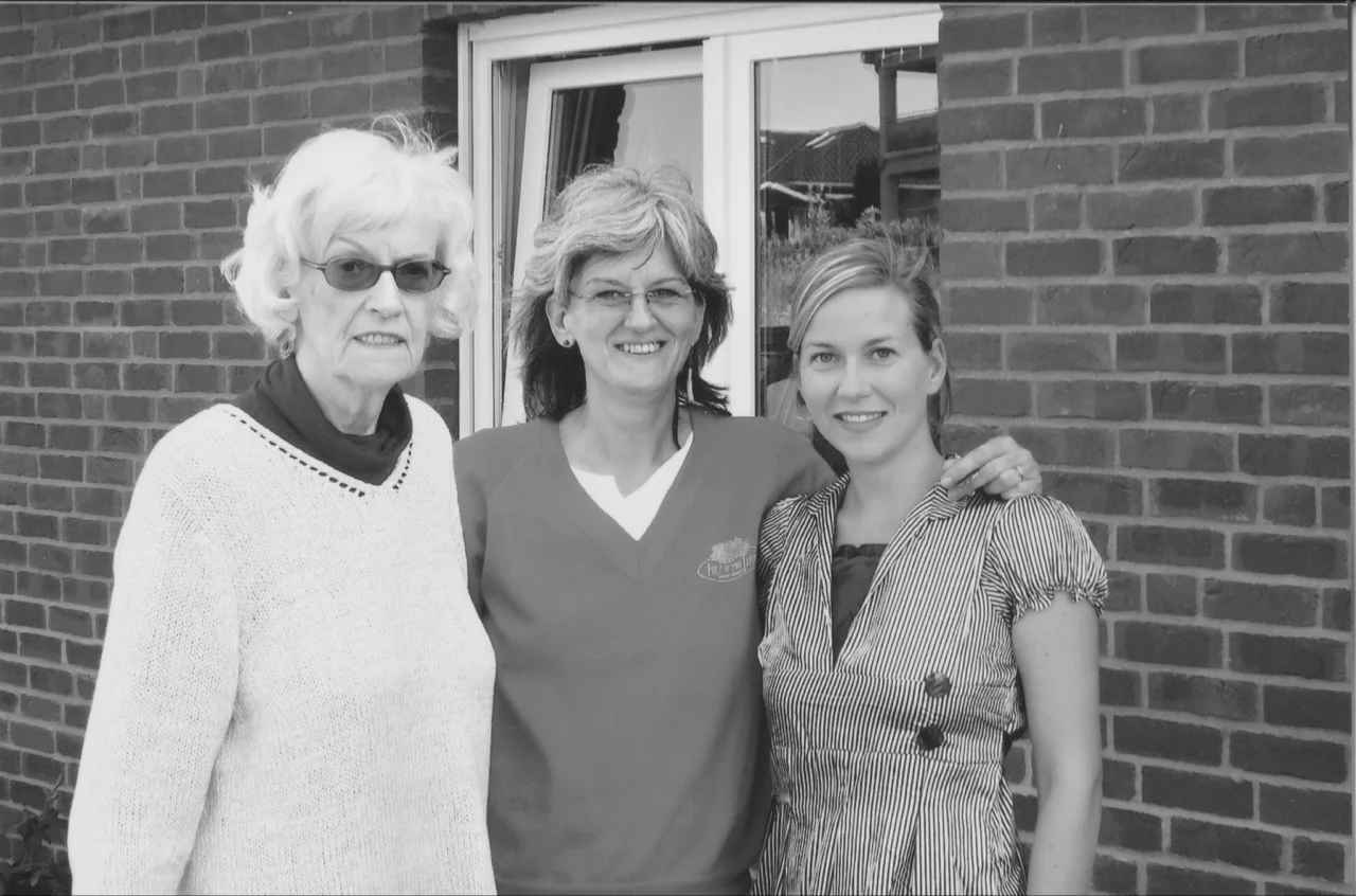 2008 // Berta with her mother and grandmother
