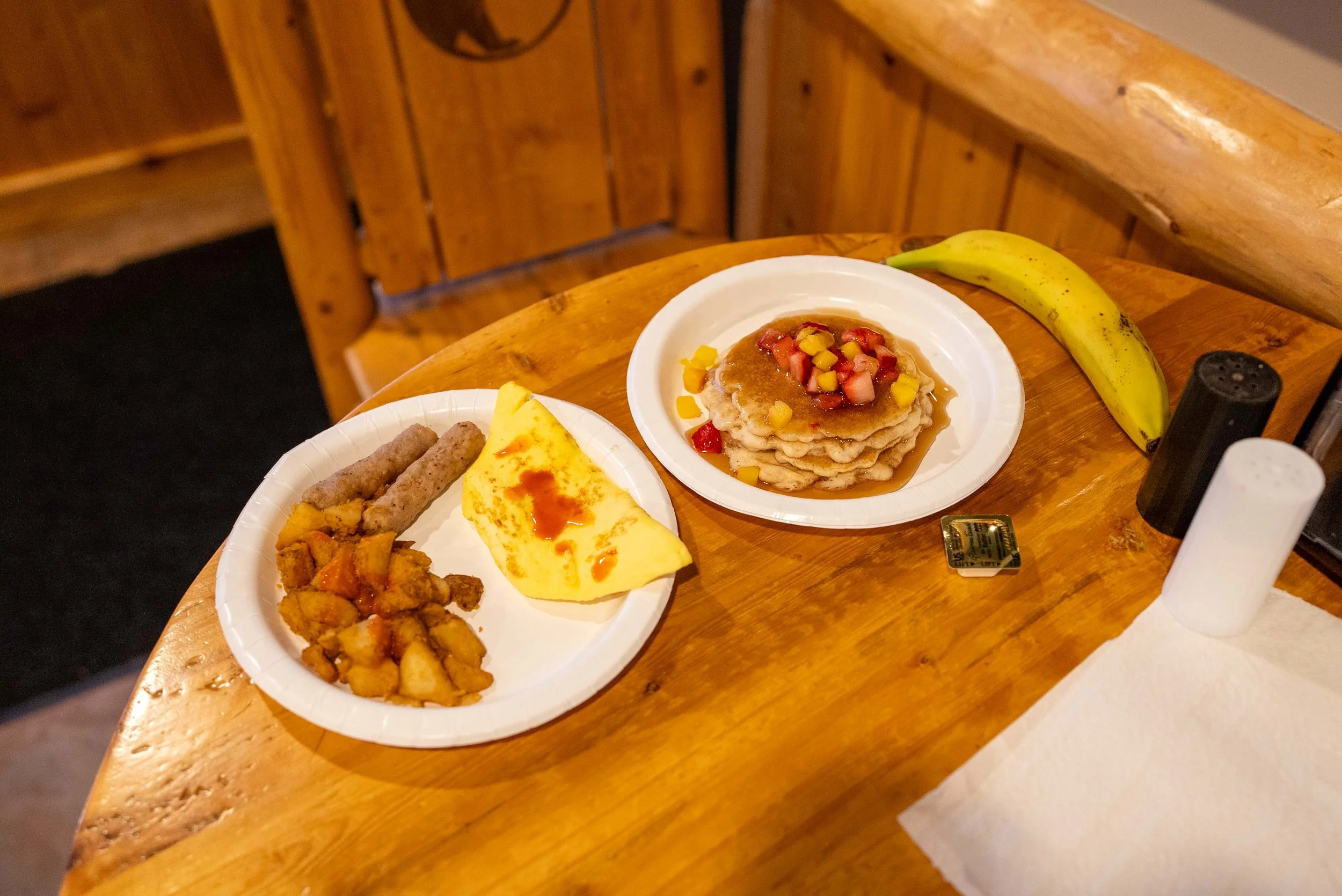 A couple of plates of breakfast food