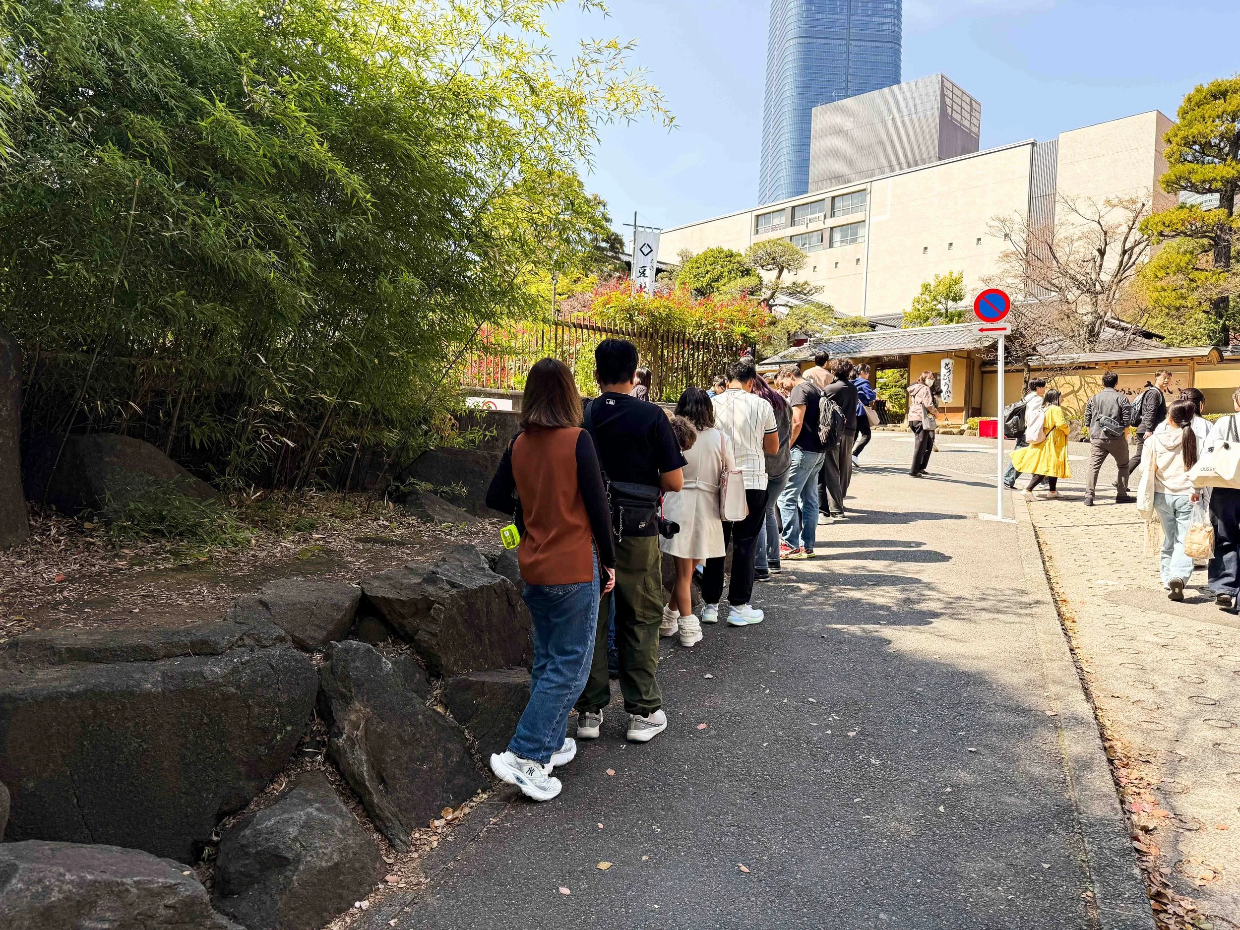 long line for instagram photo spot