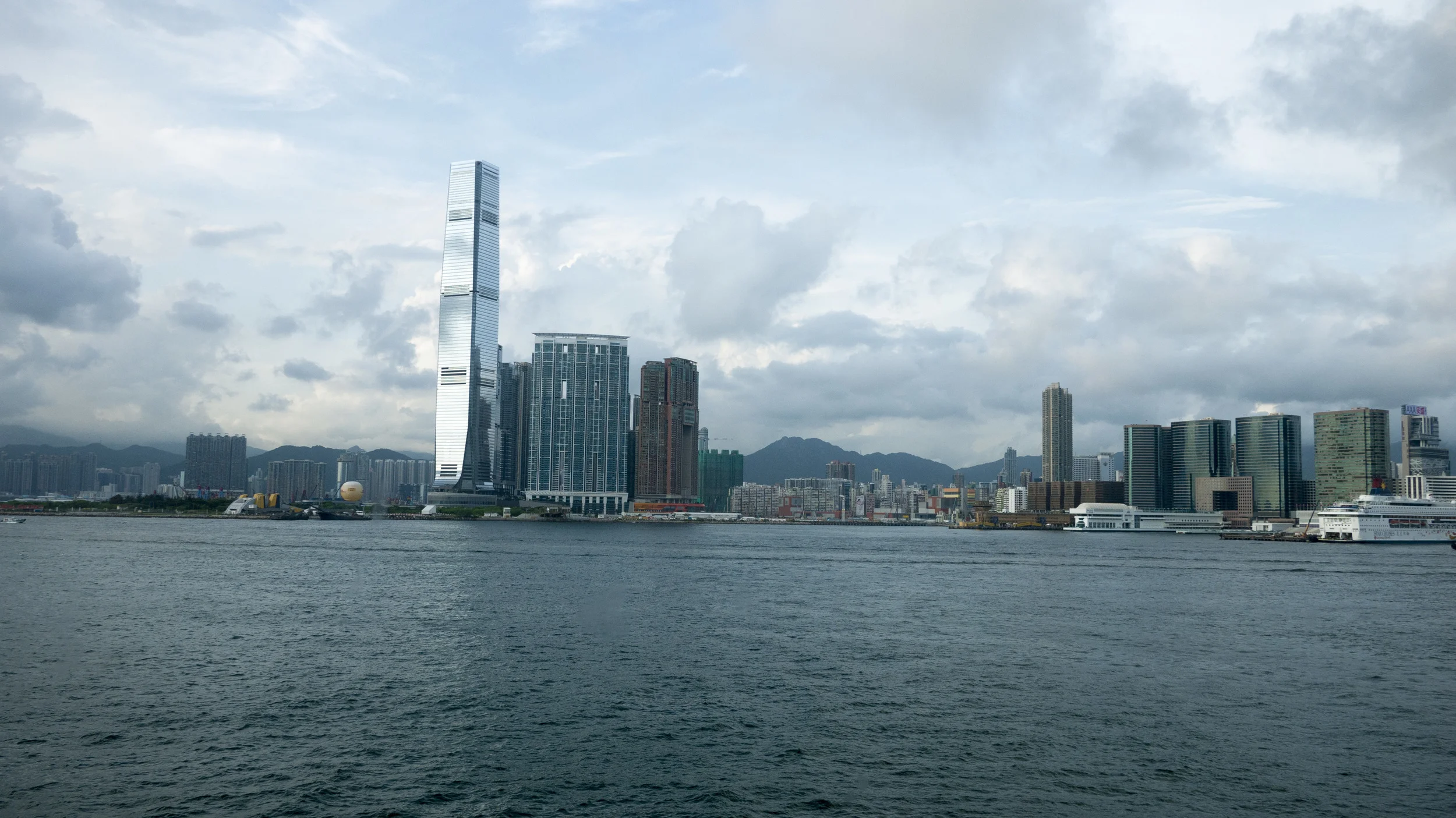 TSIM SHA TSUI TO WAN CHAI (VIEW FROM THE FERRY)