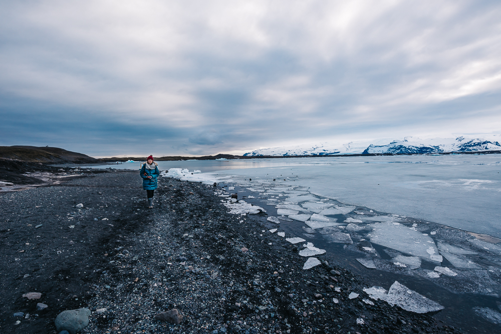 Walking along the glacier lagoon