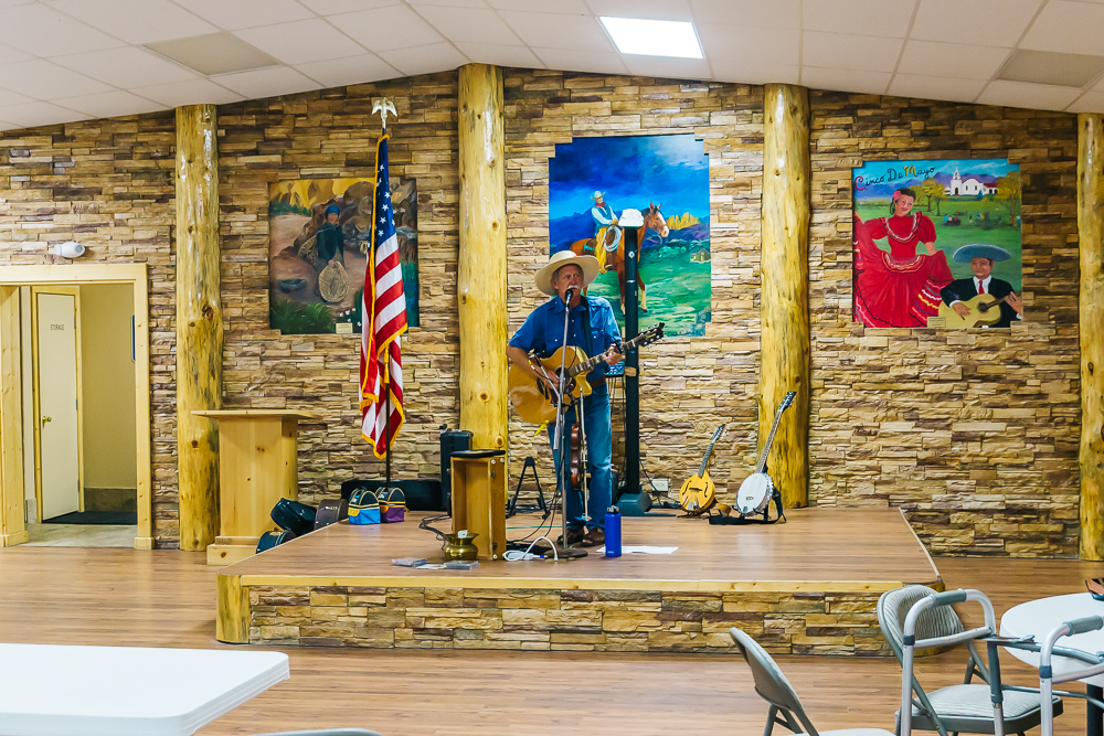 Fiddlin Pete doing his thing at Lone Pine Smokehouse