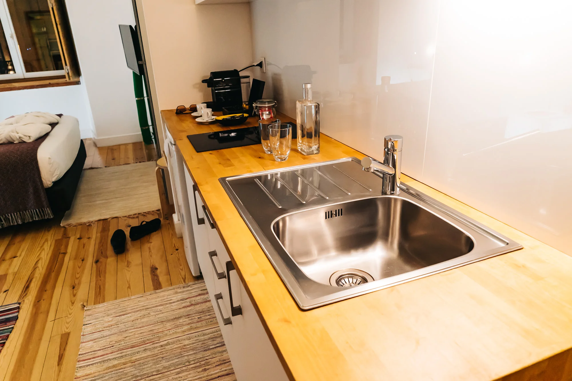Kitchen area of Chiado Arty Flats
