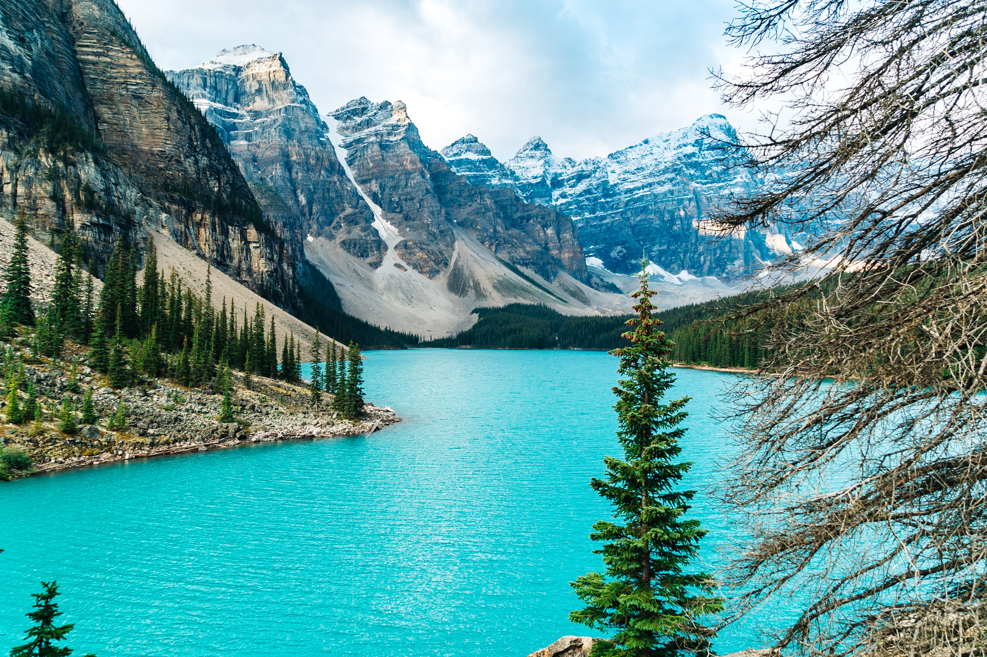 Moraine Lake scenery as a visual cue for a July‑August 2026 travel calendar in Excel