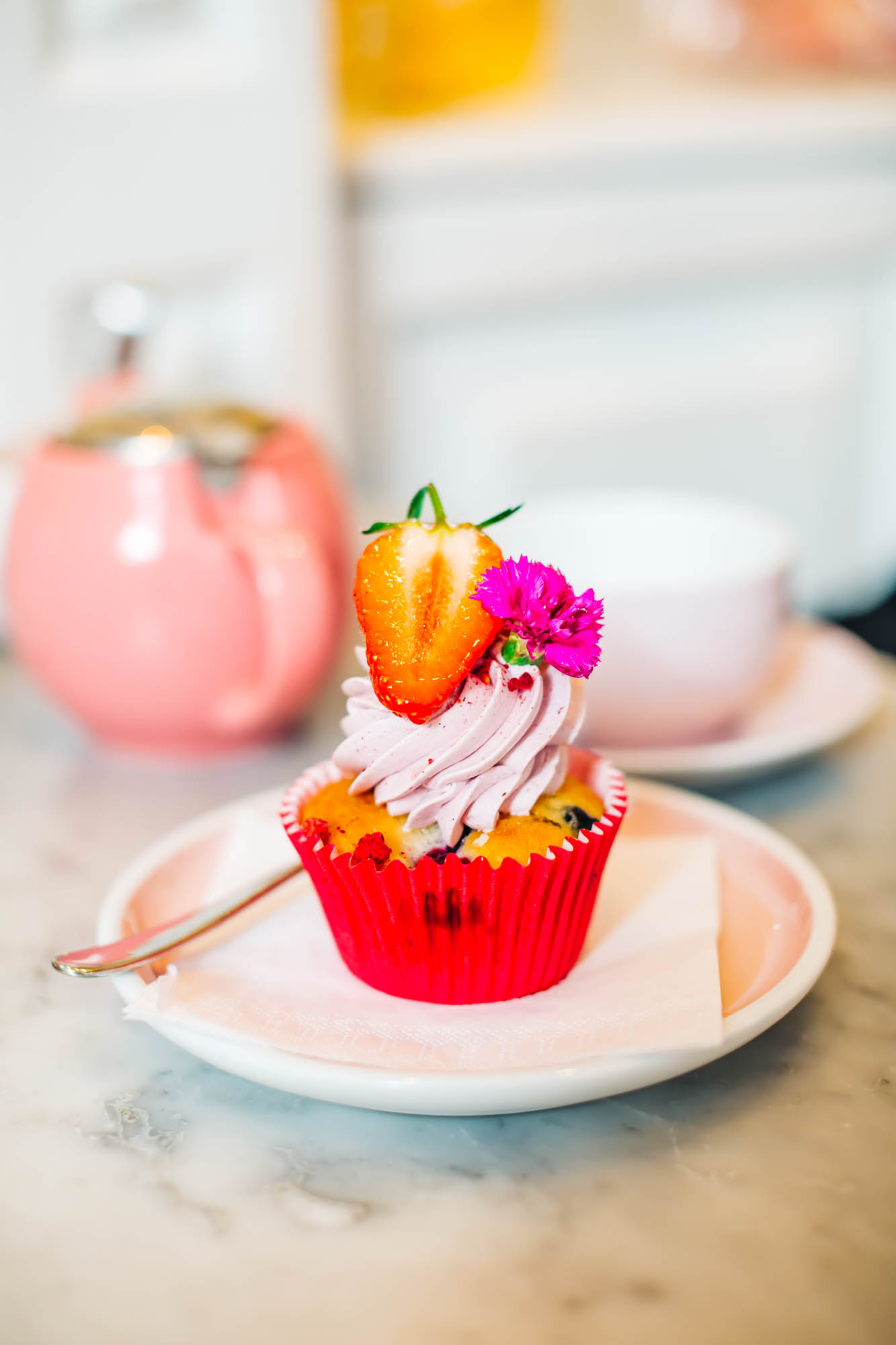 Summer Berries &amp; Fleus Cupcake