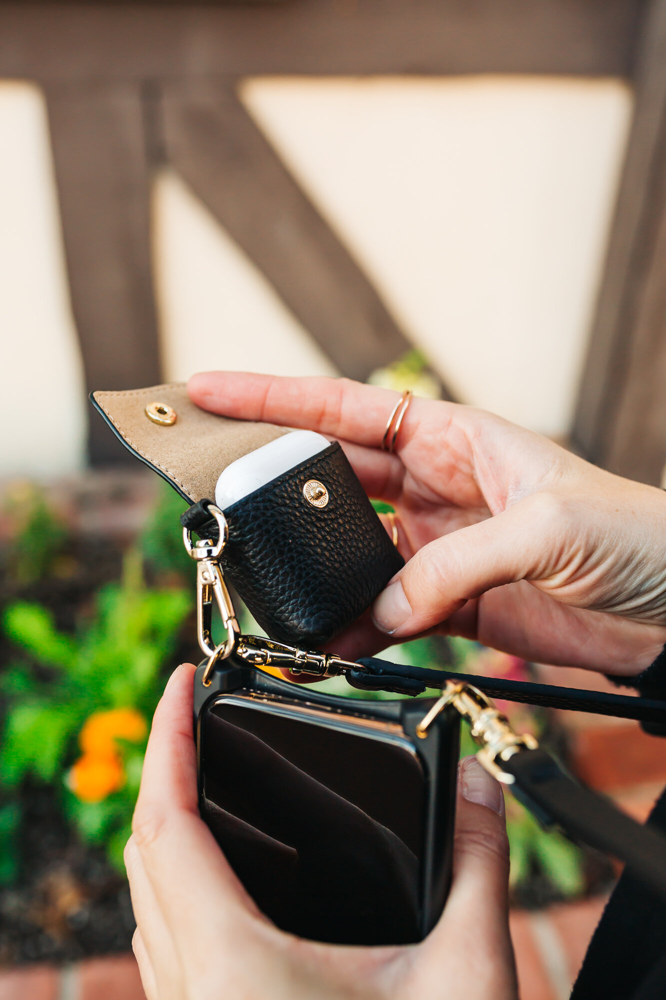 BANDOLIER Avery Airpod Clip