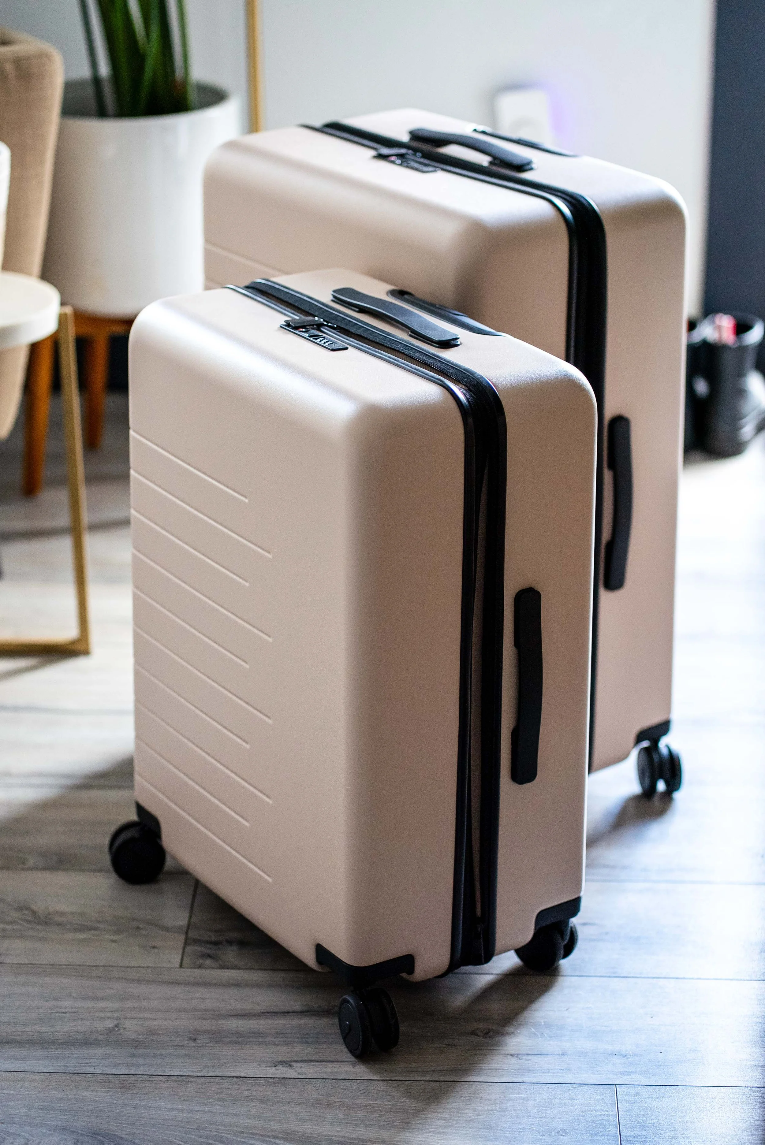 Quince Check-in Suitcases with expandable zippers