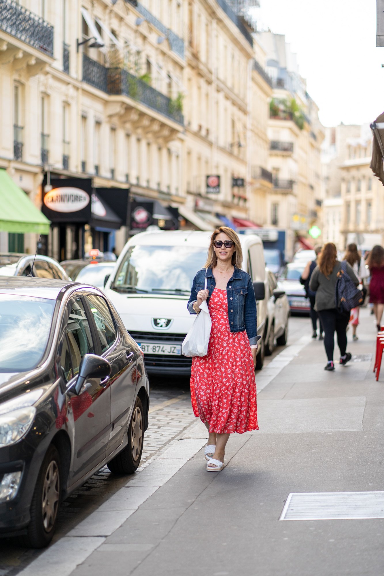 What To Wear and Pack for Paris in June Montmartre, Louvre