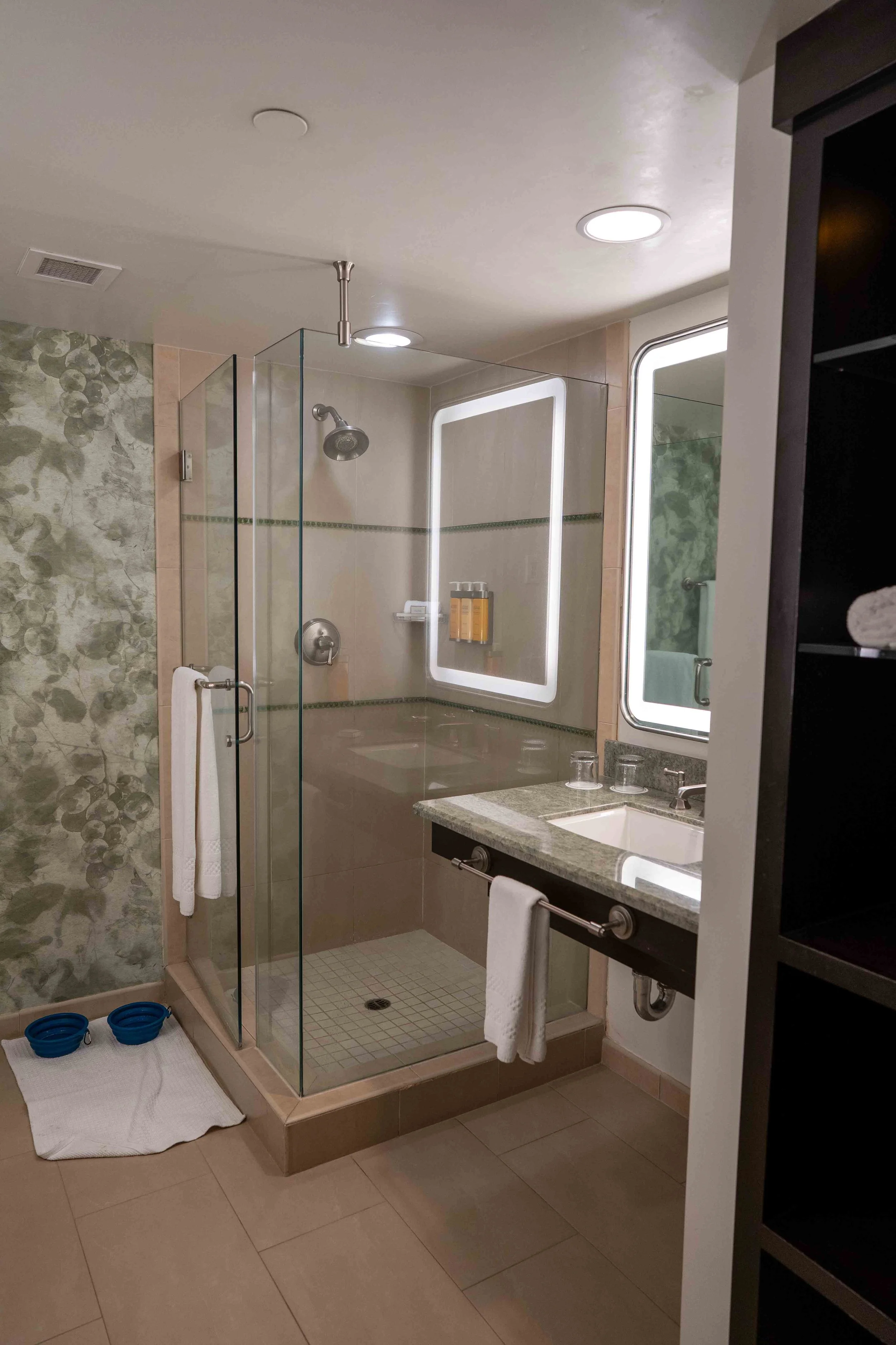 Corque hotel shower