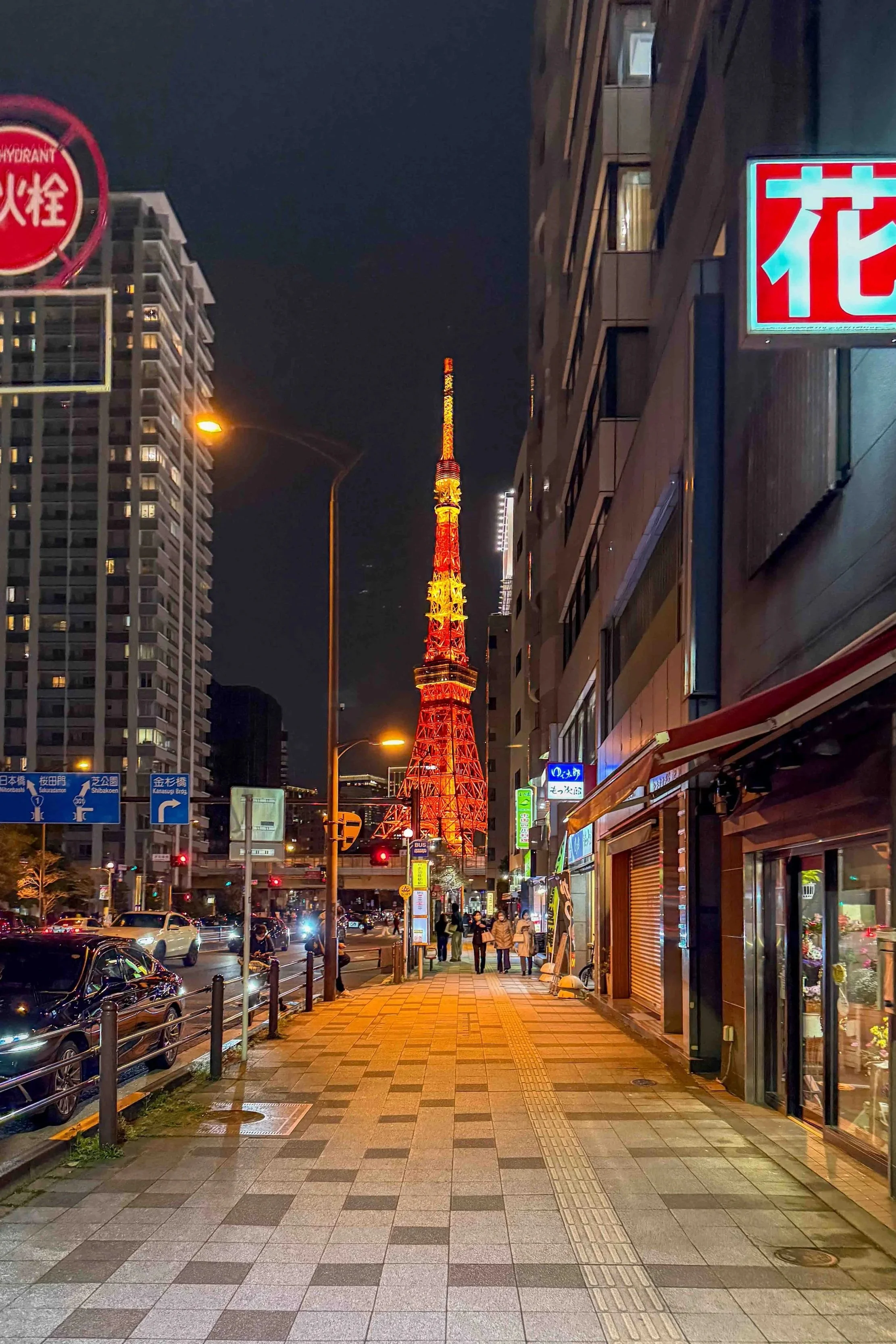 Tokyo Tower 7-11 at night
