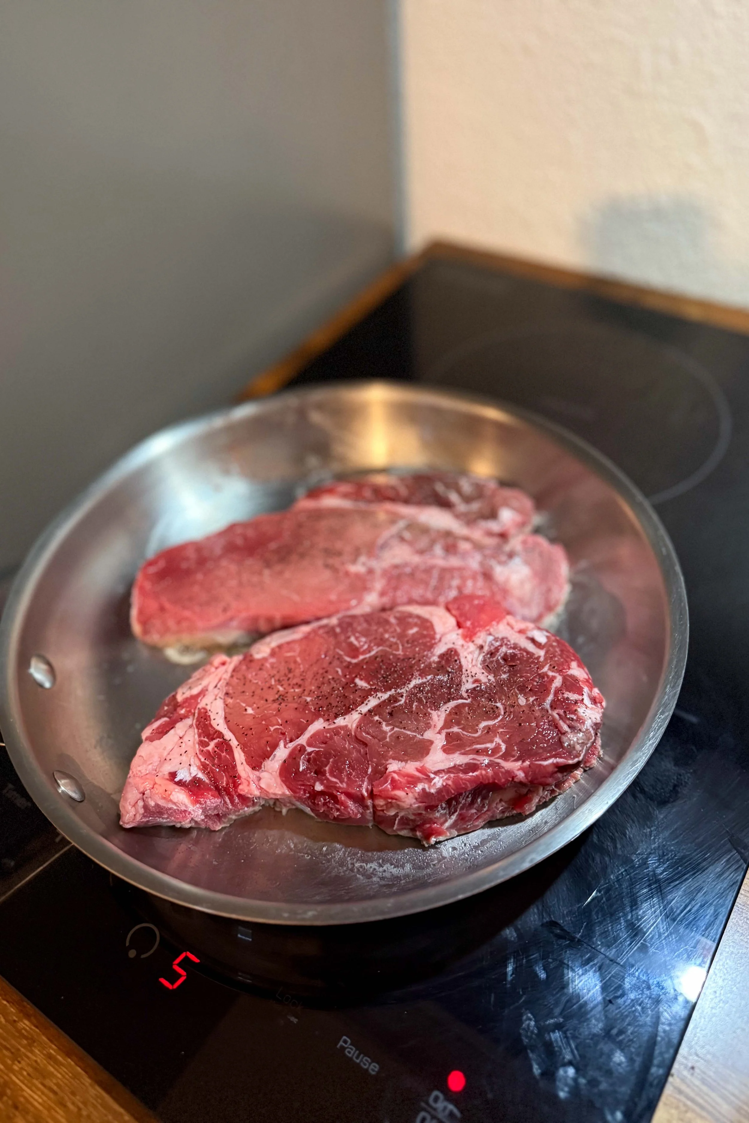 Cooking some good steak on the induction stove for dinner