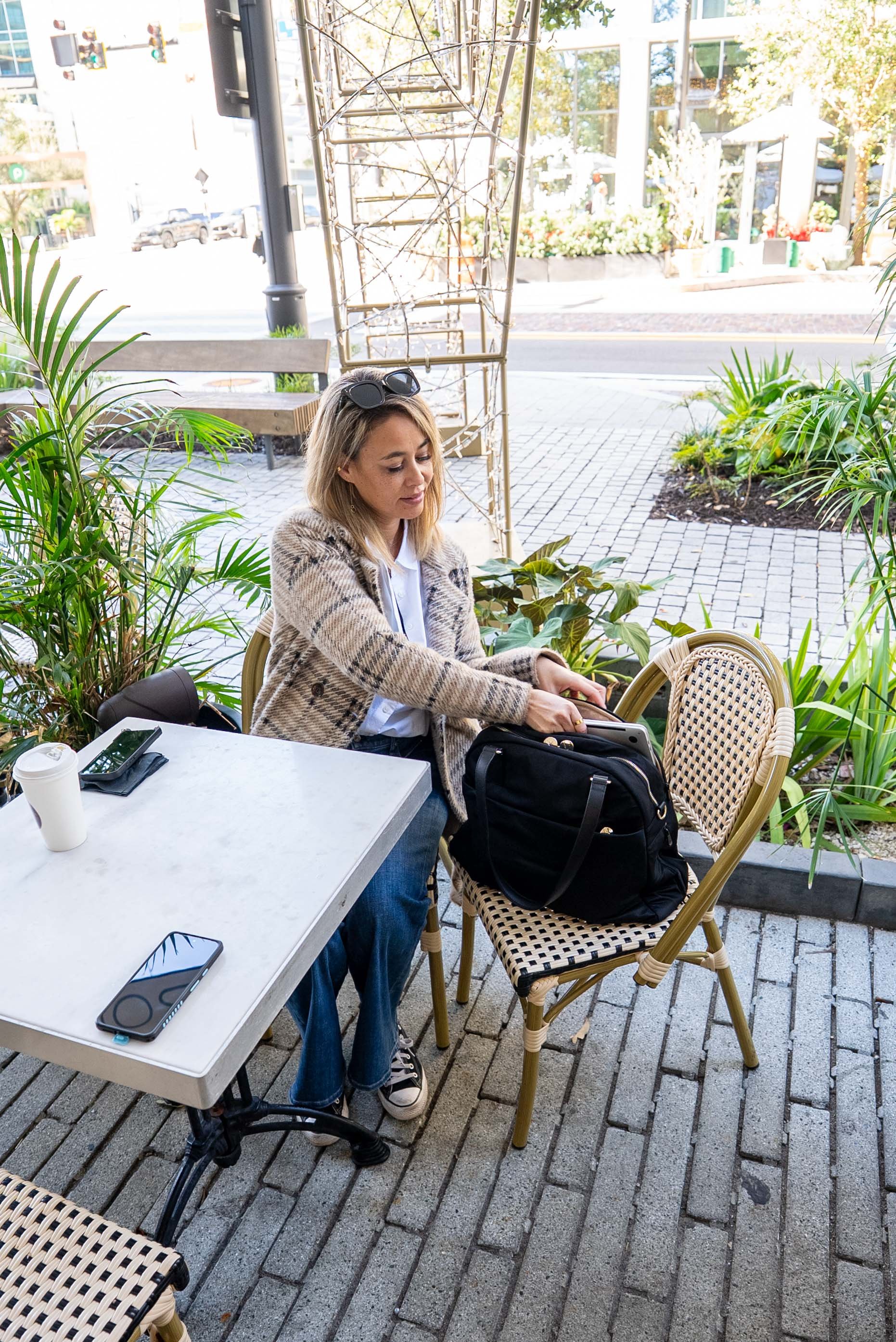 Getting laptop out of O.G. 2 tote in an outdoor cafe setting
