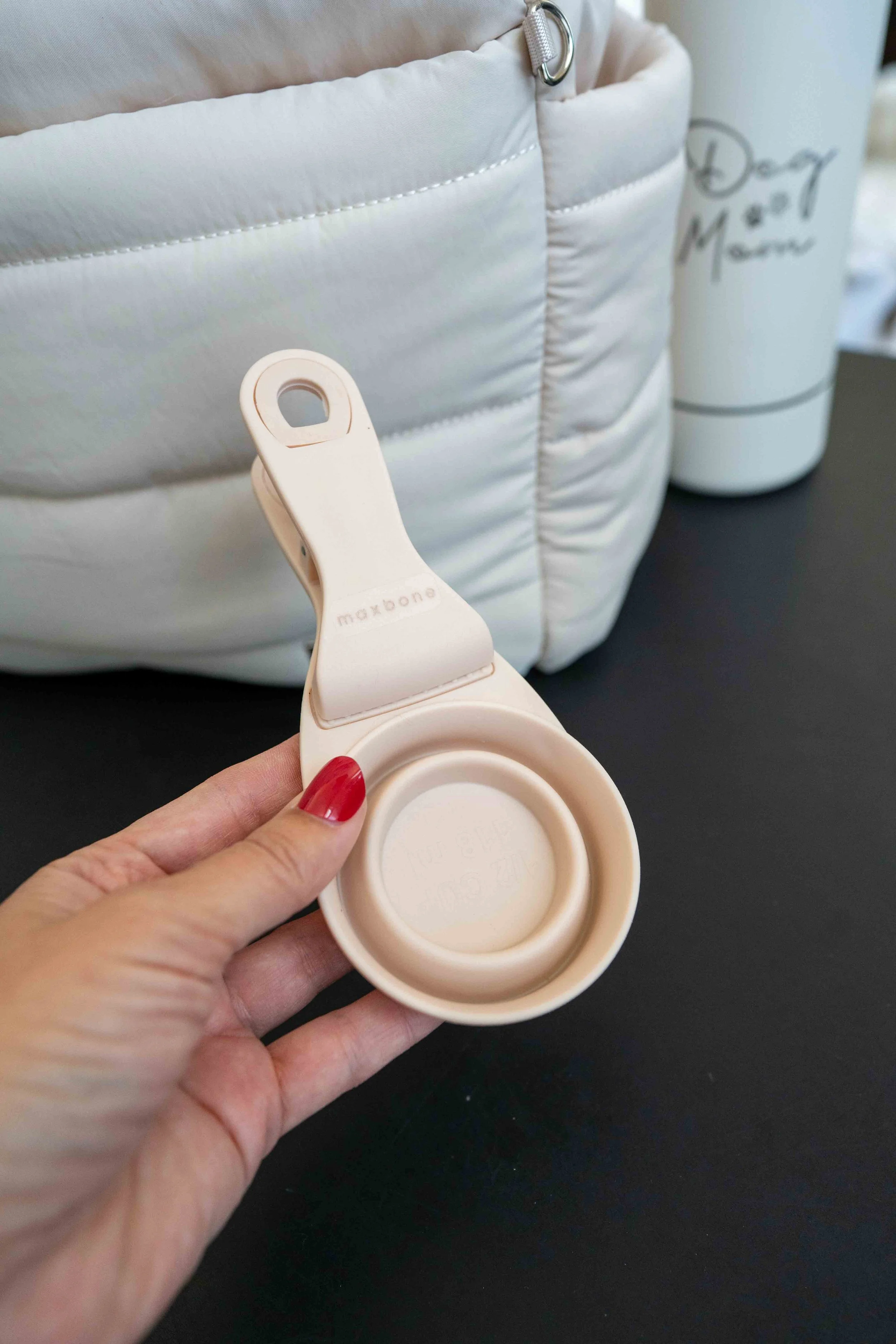 Collapsible food scoop