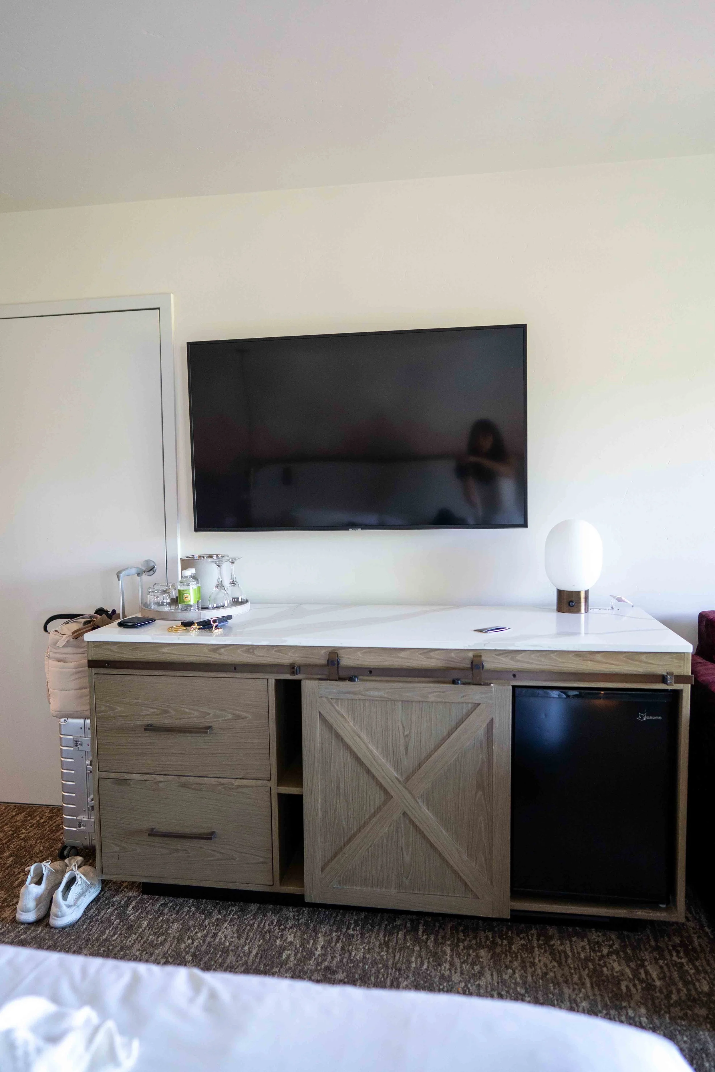 Corque hotel tv console