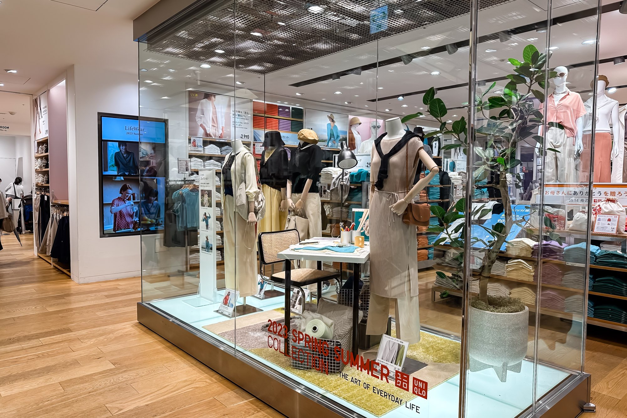 Let's go the largest UNIQLO in Japan! 👚🎌 💡Uniqlo Ginza is a