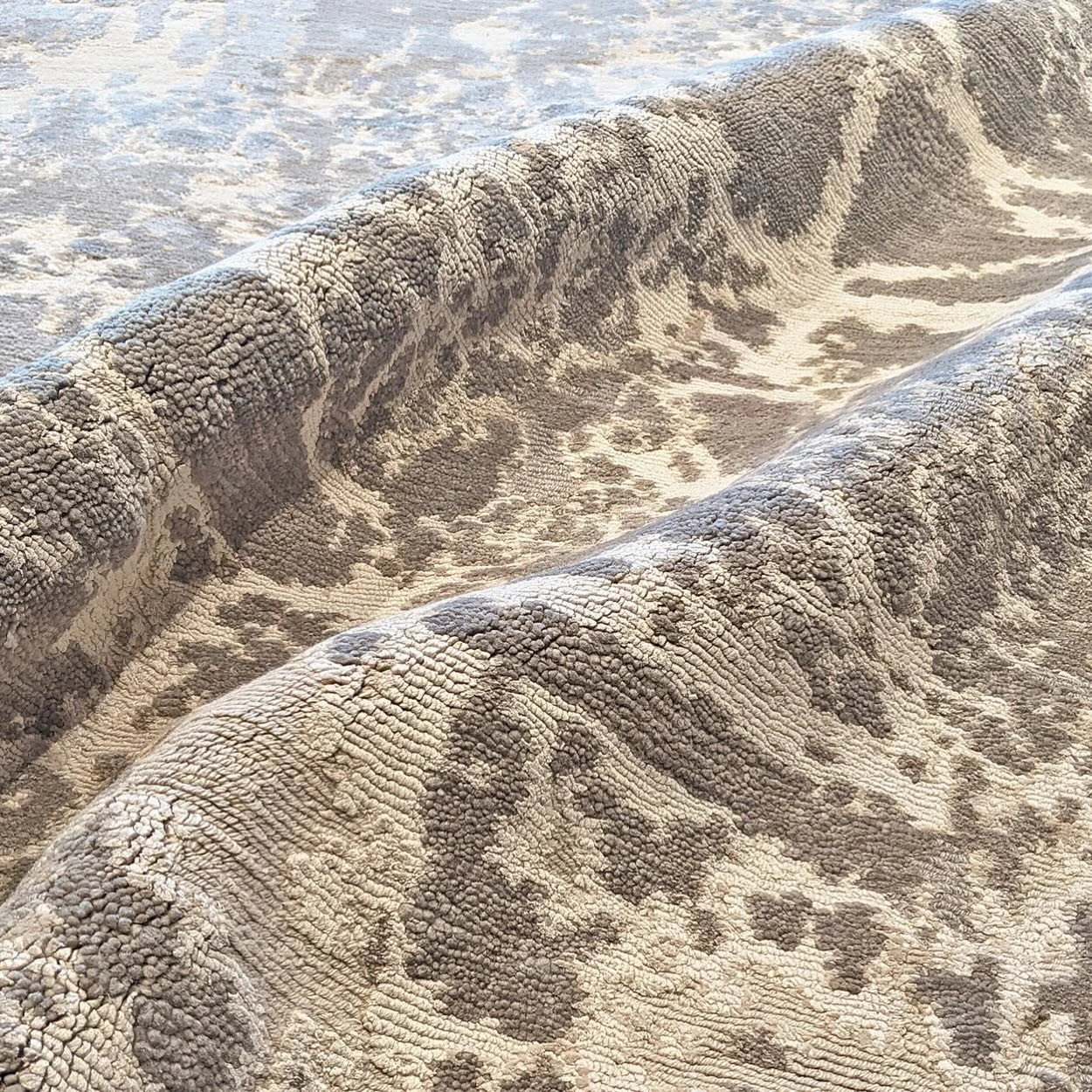 Step into style with Meadows styled rug pattern from @tufenkiancarpets , available in Silverstone, Light Linen, and Oatmeal hues.