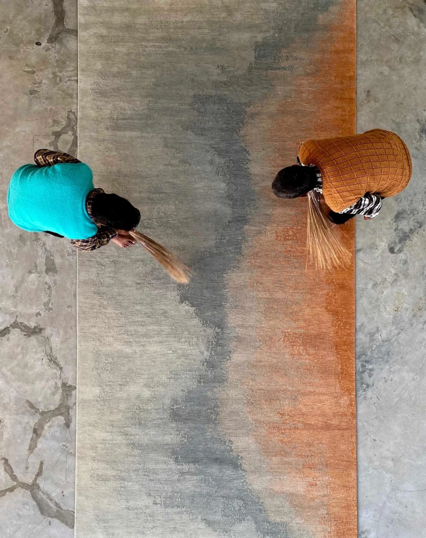 Collaborating with @garretcordwernerdesign, @driscollrobbinsfinecarpets crafts custom rugs that bring clients' dreams to life. Here are examples at Belvedere Point, blending natural elements with Pacific Northwest architecture. The result? A room ele