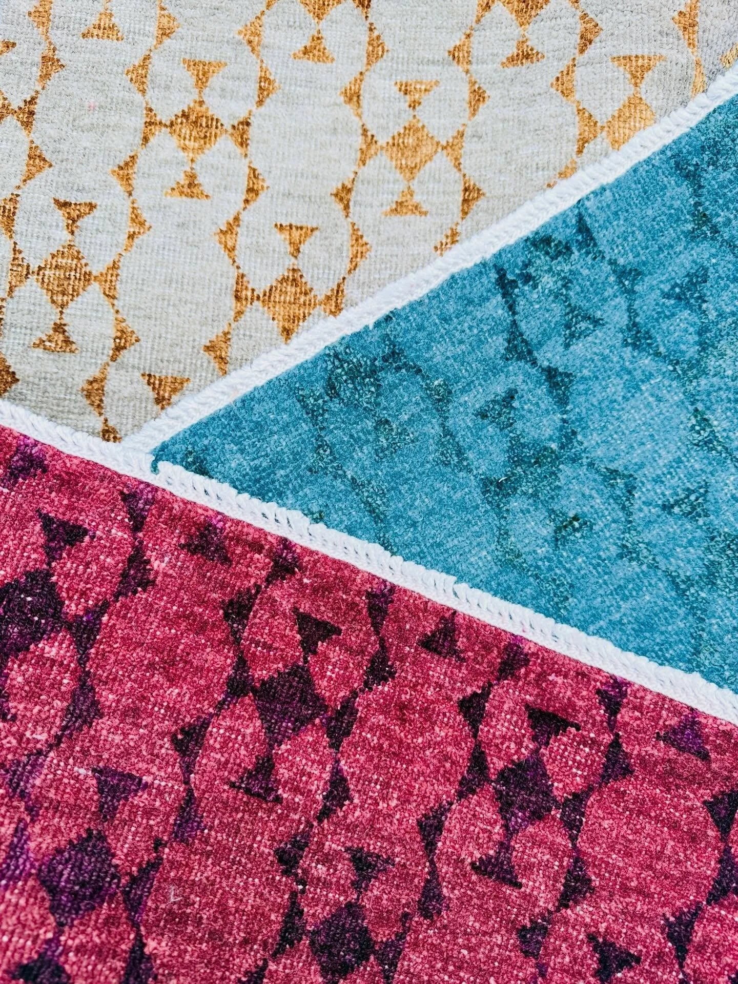 Introducing our newest additions in Geometric hues! Luxurious wool and silk blend exudes a radiant glow to brighten up your space!