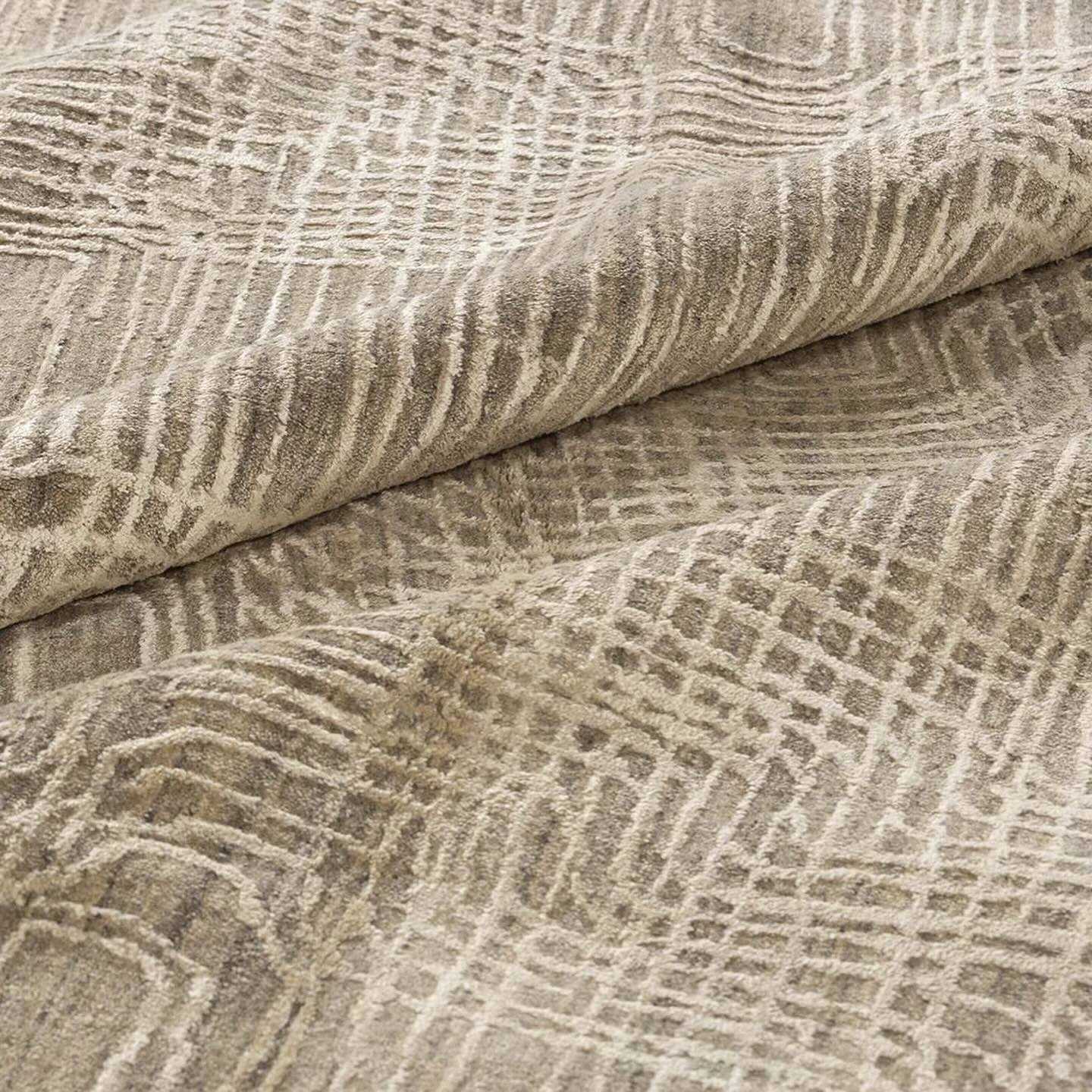 The Intersect Golden Taupe excels in design beauty. Its precise lines create a sophisticated appearance, making it a masterpiece for elegant interior design. Check out a sample today from our Seattle showroom. @tufenkiancarpets