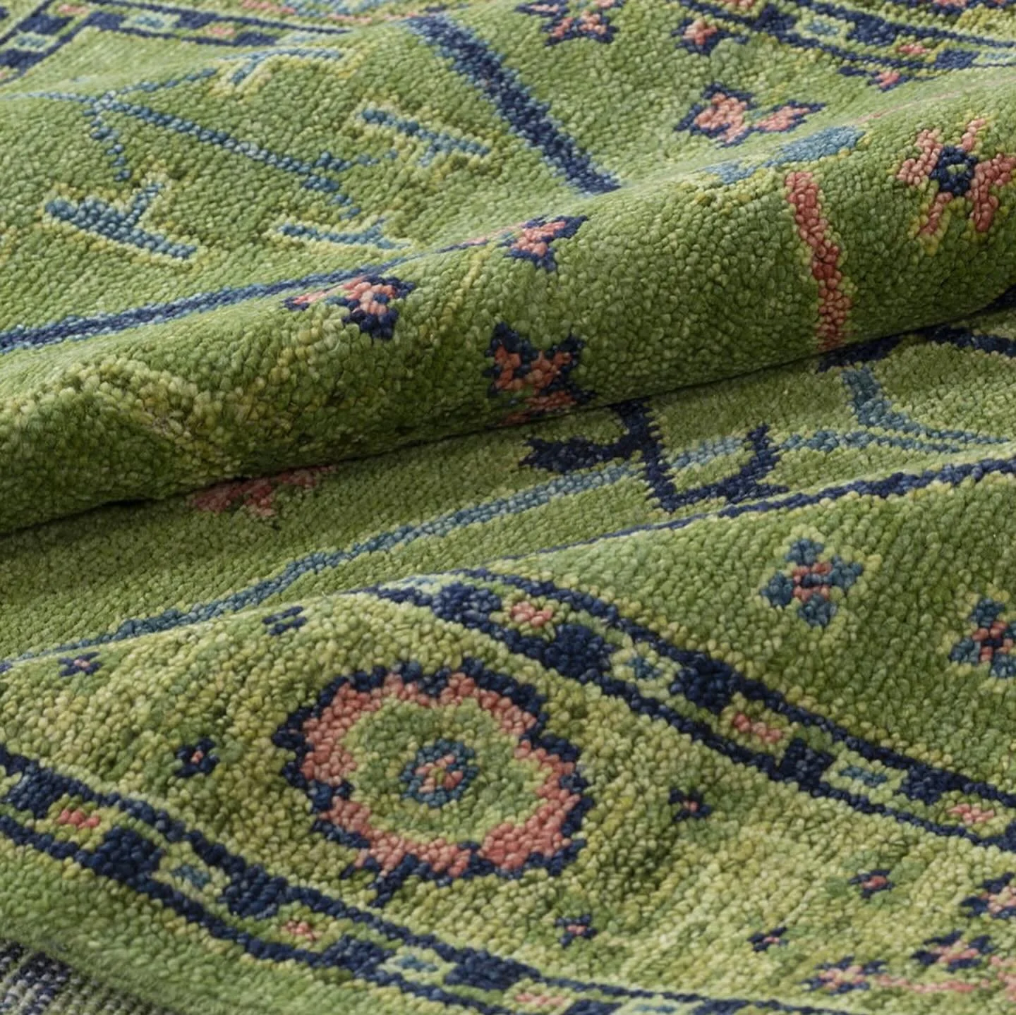 Donegal Green is a fantastic choice for a traditional look, and we have a sample from @tufenkiancarpets to showcase this stunning piece.