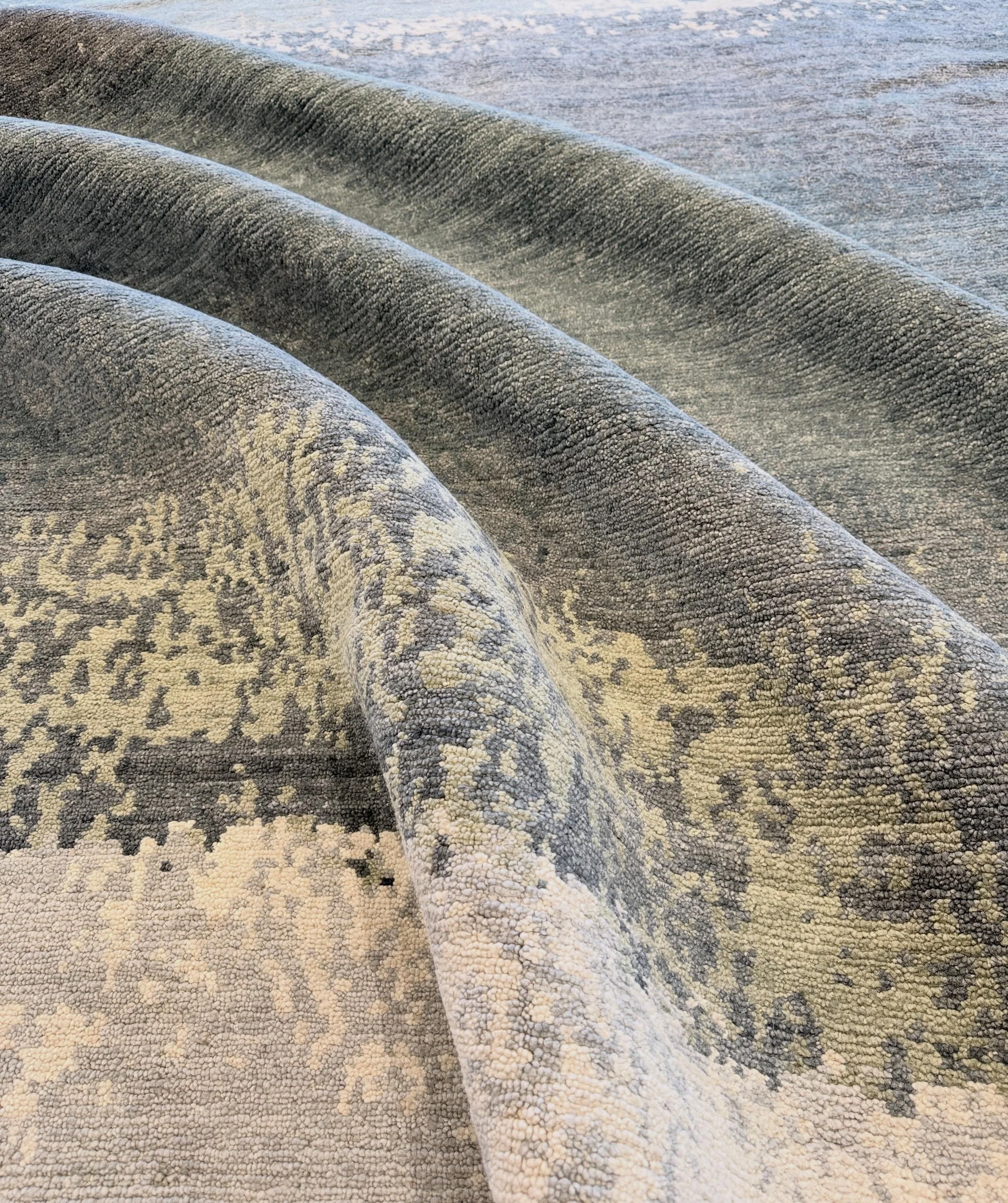 We just got a full size of the Watercolor Ocean Mist. This is a cool toned palette for a modern setting. Come and check out this rug at the Seattle showroom. @tufenkiancarpets