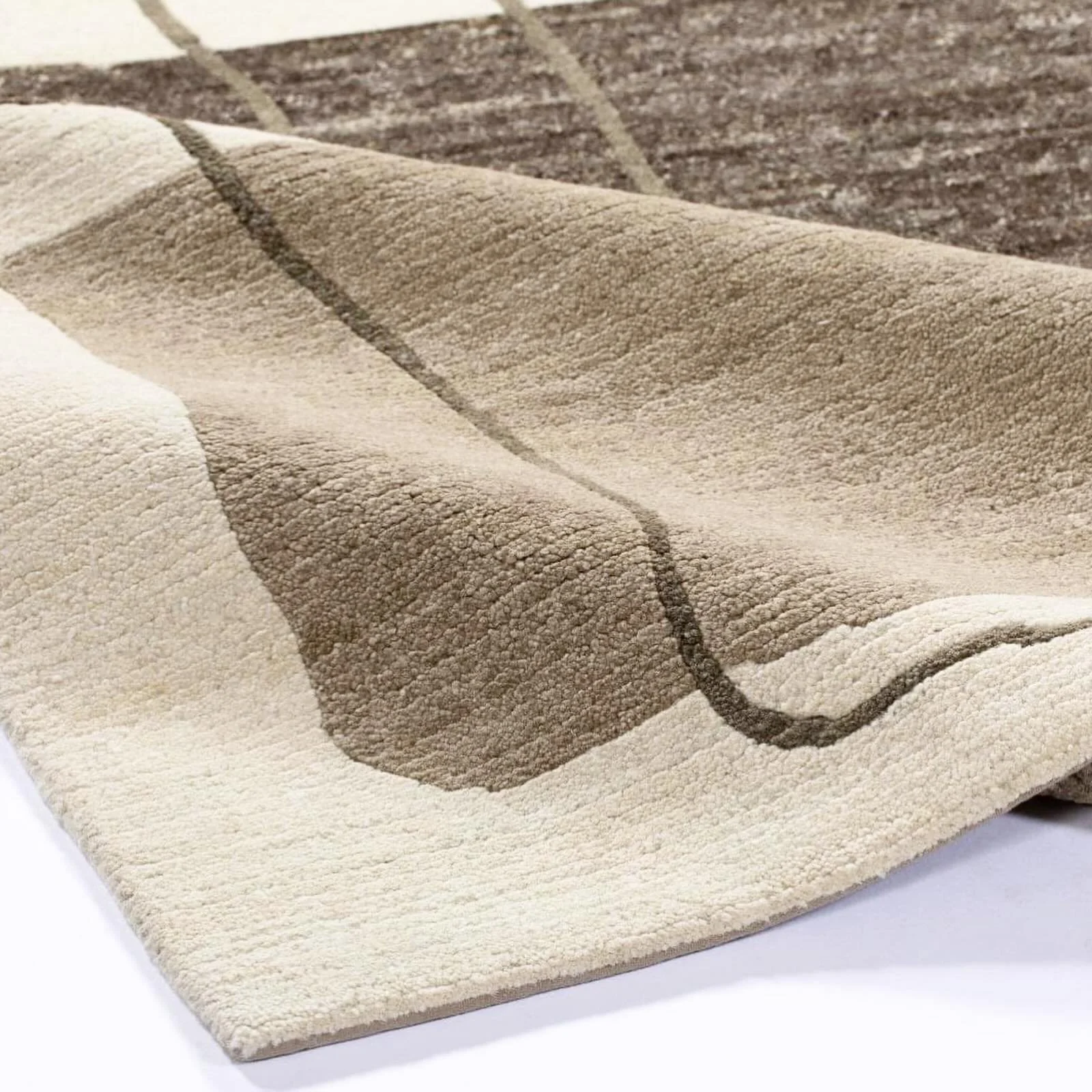Portals is a thick wool rug with a geometric design to help keep your style simple and comfortable. With browns and tans this natural tone piece is one great addition to your Interior aesthetic! @tufenkiancarpets