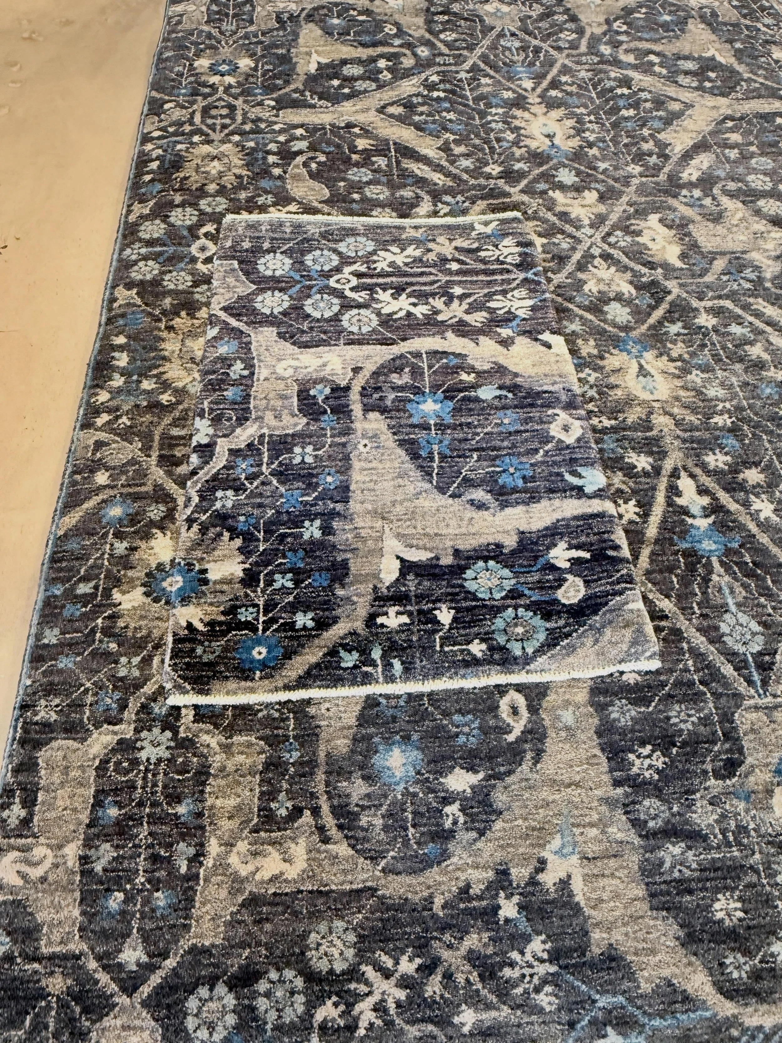 The Retro Classic design is a great example of a traditional style rug at our showroom. Also seen in different color ways to match the vibe you&rsquo;re putting together in a space. @farugs